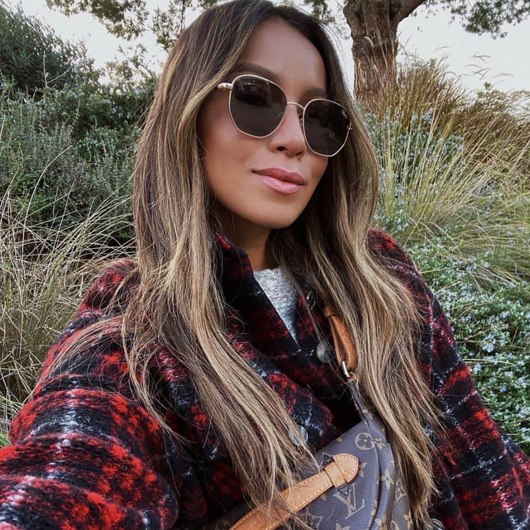 quayaustraliaさんのインスタグラム写真 - (quayaustraliaInstagram)「Plaid love for @sincerelyjules sunnies styling 🖤🙌 She wears BIG TIME gold/smoke, featuring polarized lenses to block out the glare at all the bright times ✨ #FINDYOURQUAYS」2月27日 9時53分 - quayaustralia