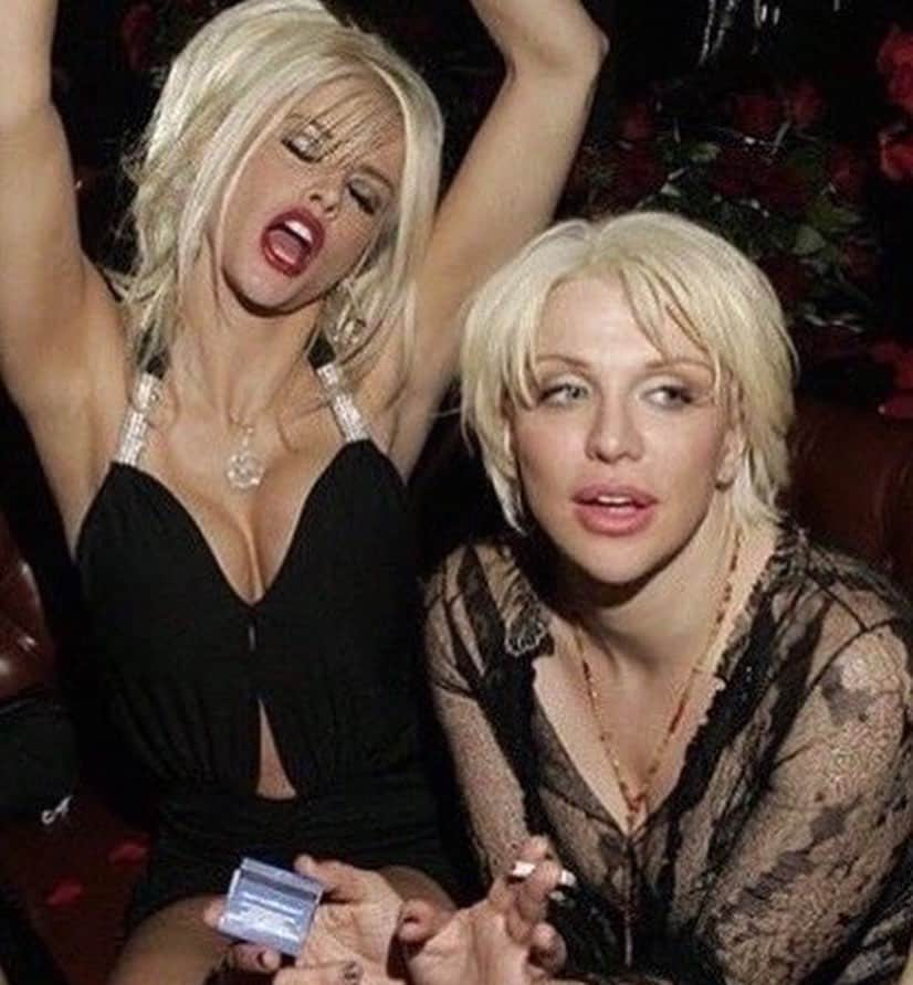 コートニー・ラブさんのインスタグラム写真 - (コートニー・ラブInstagram)「Las Vegas . 2004. Anna Nicole , I was 2 days out of a crap money pit rehab in Orange County . . She started the evening by offering me cotton candy 🍭, she was pretty much the most beautiful woman I’d ever seen, and I have seen so many , we ended up in some rich dudes high roller suite  downing shots and etc.  I think there’s footage, Thats been disposed of by the E! Channel , in between there was a music “ awards “ show . It was corny , something to do with Monaco , it was televised,  Robbie Williams. Heidi Klum? I don’t know. Man, she was incredibly beautiful like a mist, she trailed me all night . We had fun. I’m very grateful to have met her. Vegas is terrifying . And it’s rare and hard to be able to keep any length of sobriety at all, grateful for the little bit I have tonight .A Savage slip stream ,  tsunami of chaos hit her. A senseless waste . She wasn’t resilient enough to rise above in the moment the water washed over her head, the wave hit her wrong, it’s just a matter of luck, angles , seconds , she didn’t have the right skills or men (or women) strong 💪 enough to pull her up, how sad and fucked. What a beauty what a pity how many times it could have been me. Or you , So many .. rip  sweet pretty Anna Nicole we love you tonight ...」2月27日 9時55分 - courtneylove