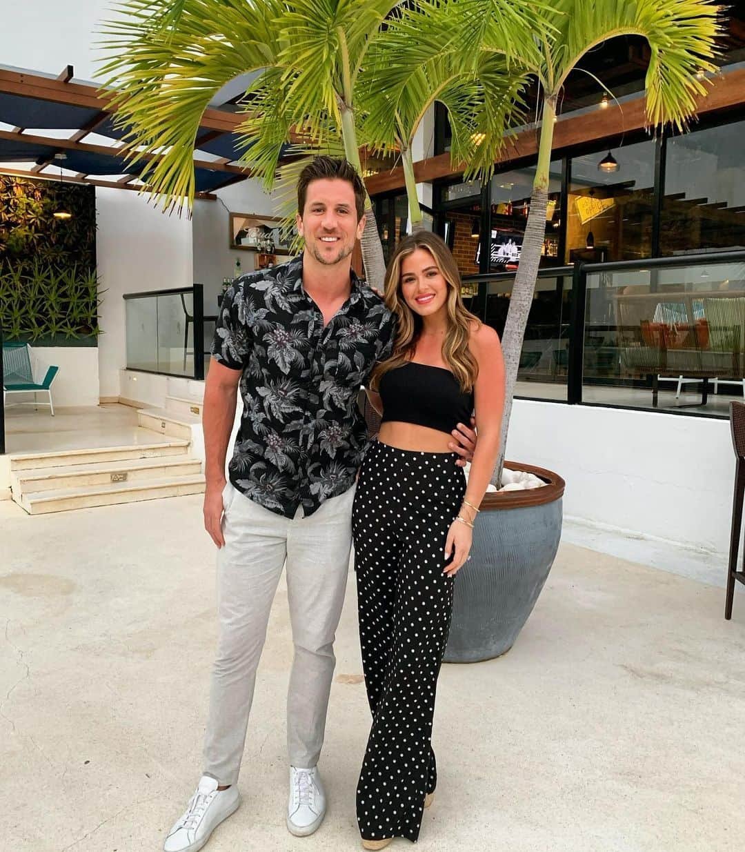ジョーダン・ロジャースのインスタグラム：「Last Supper in Punta Cana with my smoke show of a soon-to-be-wifey! Honestly dressing up and going out to dinner is one of our favorite parts of traveling together and the resorts here did not disappoint!Super important to us that we stayed and ate at @pcpromise properties. Here’s to returning home tomorrow 5lbs heavier. Okay maybe 10...🤷🏽‍♂️. Wedding diet starts tomorrow 😏  #puntacanapromisepartner」