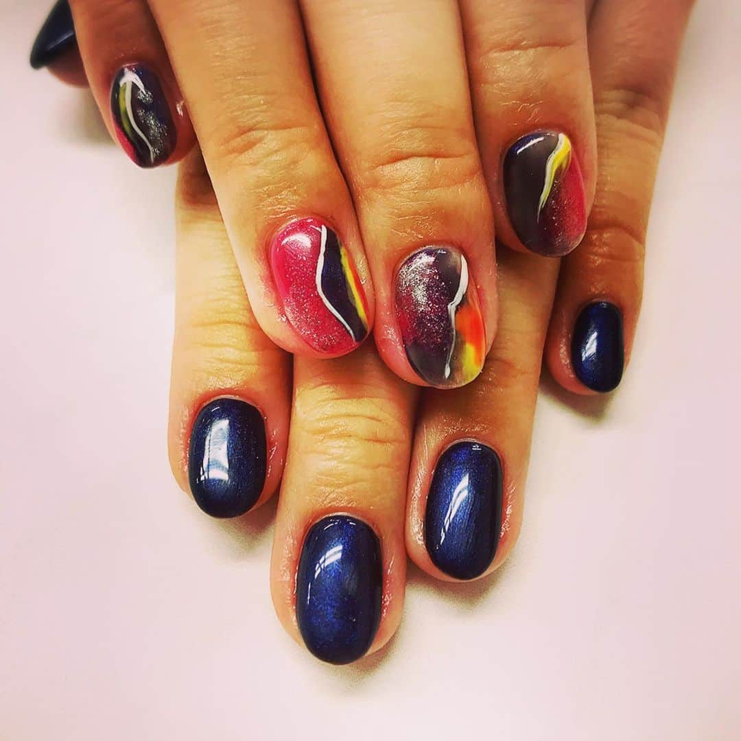 ダンドイ舞莉花のインスタグラム：「久しぶりにニューネイル😍💅 あがるー！！！ 新色いろいろ❤️ 誕生石の色なんだって！かわいすぎ。  3月10日発売です💕  #missmirage  #newcolor #クリアストーンシリーズ #誕生石 #birthstone  #パワーストーン #yukakosugi #newnails」