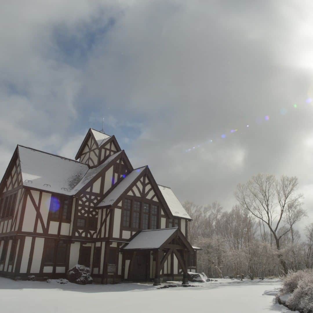 【公式】八ヶ岳高原ロッジ・八ヶ岳高原音楽堂さんのインスタグラム写真 - (【公式】八ヶ岳高原ロッジ・八ヶ岳高原音楽堂Instagram)「久しぶりに冬らしい朝でした。 雪がうっすら積もったヒュッテへ行ってみました。  雪をまとい、朝日を浴びて佇むその姿にしばし見とれてしまいました。  #雪景色　 #霧氷 #八ヶ岳高原ヒュッテ #八ヶ岳高原ロッジ  #八ヶ岳高原音楽堂  #朝日  #洋館」2月27日 10時19分 - yatsugatake_kogen_lodge