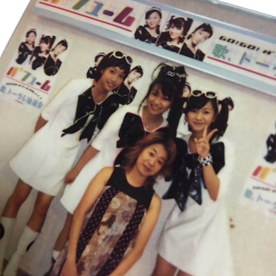 のインスタグラム：「ウキウキ17年前のTシャツ出して昨日の東京ドームのPerfumeに行く準備をしていた私です。あまりに悲しいので16年前の写真も出して見せびらかしておきます。悲しい……すごく悲しい……仕方ない……。 Twitterで聞かれたけどPerfume高校１年生（15歳）、私27歳です。 #prfm」