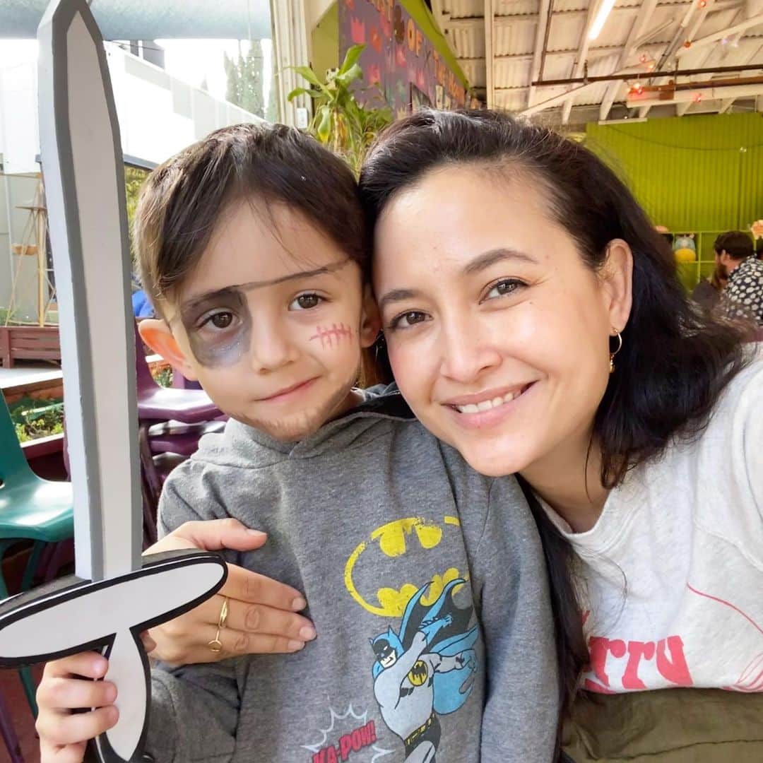 フリーディアのインスタグラム：「Just me and my pirate! Little E got some face painting by Elsa. Birthday parties almost every weekend is our new hang out! Too much fun always💕 エルサにフェイスペイントしてもらって、海賊に！毎週のように誕生日パーティーがあって、楽しいね💕　#pirate #Elsa Anna #frozen2 #birthday #birthdayparty #frozenparty #princessparty #fun #weekends #family #friends #love #facepainting」