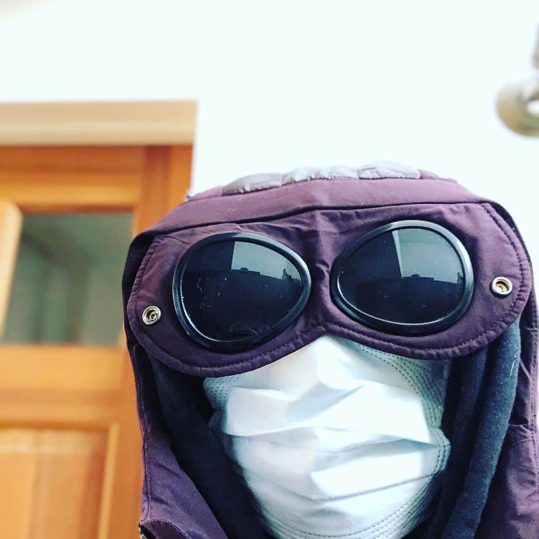 のインスタグラム：「花粉症対策でこんな格好で犬の散歩を考えてみましたが、あまりに怖いので、フードはかぶらないことにしました。 @cp_company_official #gogglejacket #cp_company #花粉症　#アレルギー鼻炎歴50年越え」