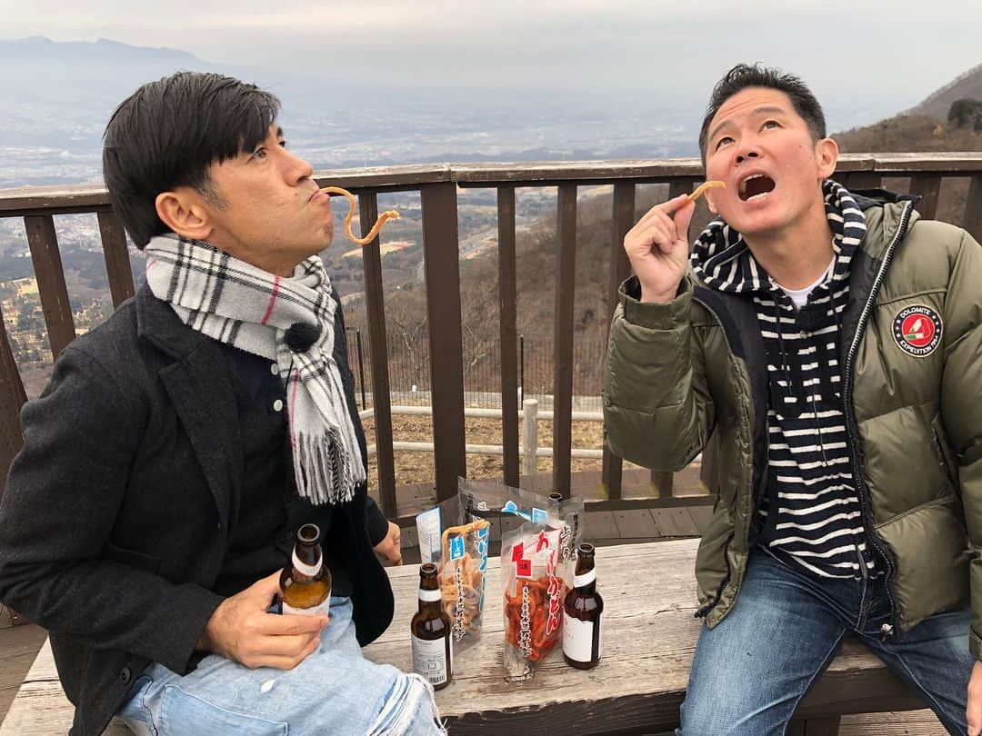 ガレッジセールのインスタグラム：「‪#もぐもぐガレッジシリーズ .‬ ‪群馬県伊香保町にて！ ビール&名産の水沢揚げうどんをもぐもぐ。‬ . ‪今度はもっと晴れている時に来たい！⛱☀️‬ . #ガレッジセール #ちょっとしたライブ #沖縄 #おきなわ新喜劇 #水沢うどん #伊香保 #オリオンツアー #オリ旅」