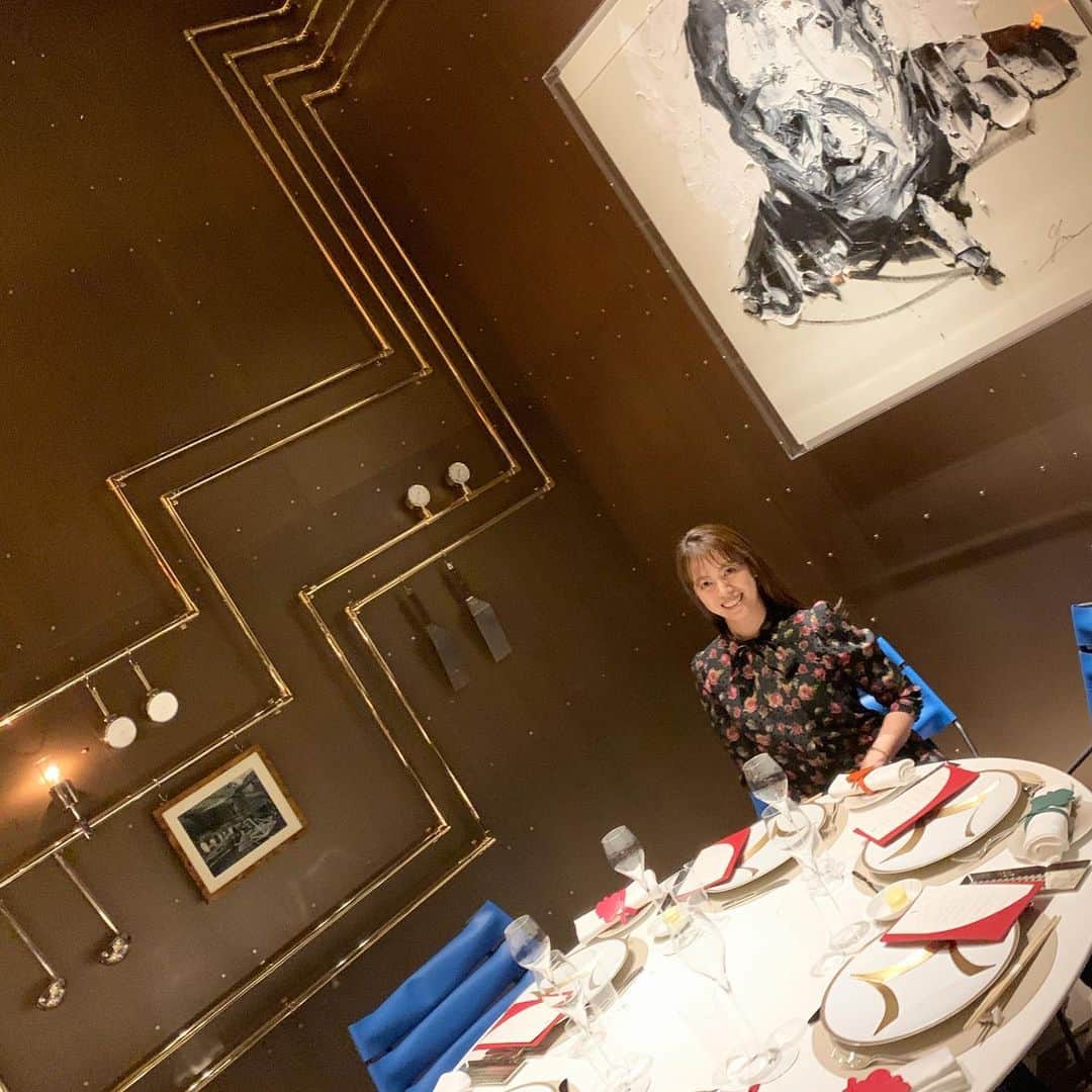 中林美和さんのインスタグラム写真 - (中林美和Instagram)「ルイ・ヴィトン御堂筋の最上階に オープンしたヴィトン世界初のレストラン、 『sugalabo V』のオープンのお祝いに🥂 カフェの奥にある秘密の扉から中に入ると そこは特別な世界✨✨✨ 須賀シェフの美味しいお料理に酔いしれた夜でした。 これから大阪出張が増えそうなので嬉しいなあ！ オープンおめでとうございます✨✨✨ . #sugalabov#louisvuitton#sugalabo#スガラボヴィー @yosuke_suga @louisvuitton」2月27日 10時48分 - miwanakabayashi