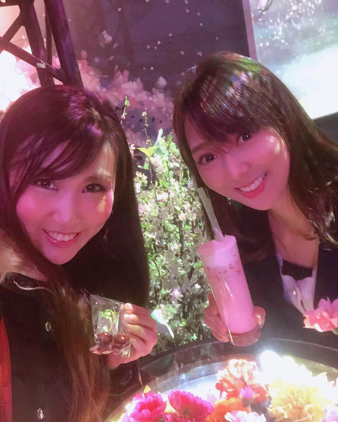 岡村真依さんのインスタグラム写真 - (岡村真依Instagram)「ありさちゃんと行ってきたょ🌸✨✨ ・ すっごいいい匂いに癒されたぁ😍💖 ・ 🌸さくら🌸ってやっぱり可愛いよね💕 ・ #sakura #桜 #flowers #cherryblossom #flowersbynaked #naked #cute #sweet #beauties #🌸 #美 #💋」2月27日 10時57分 - maimai_maai