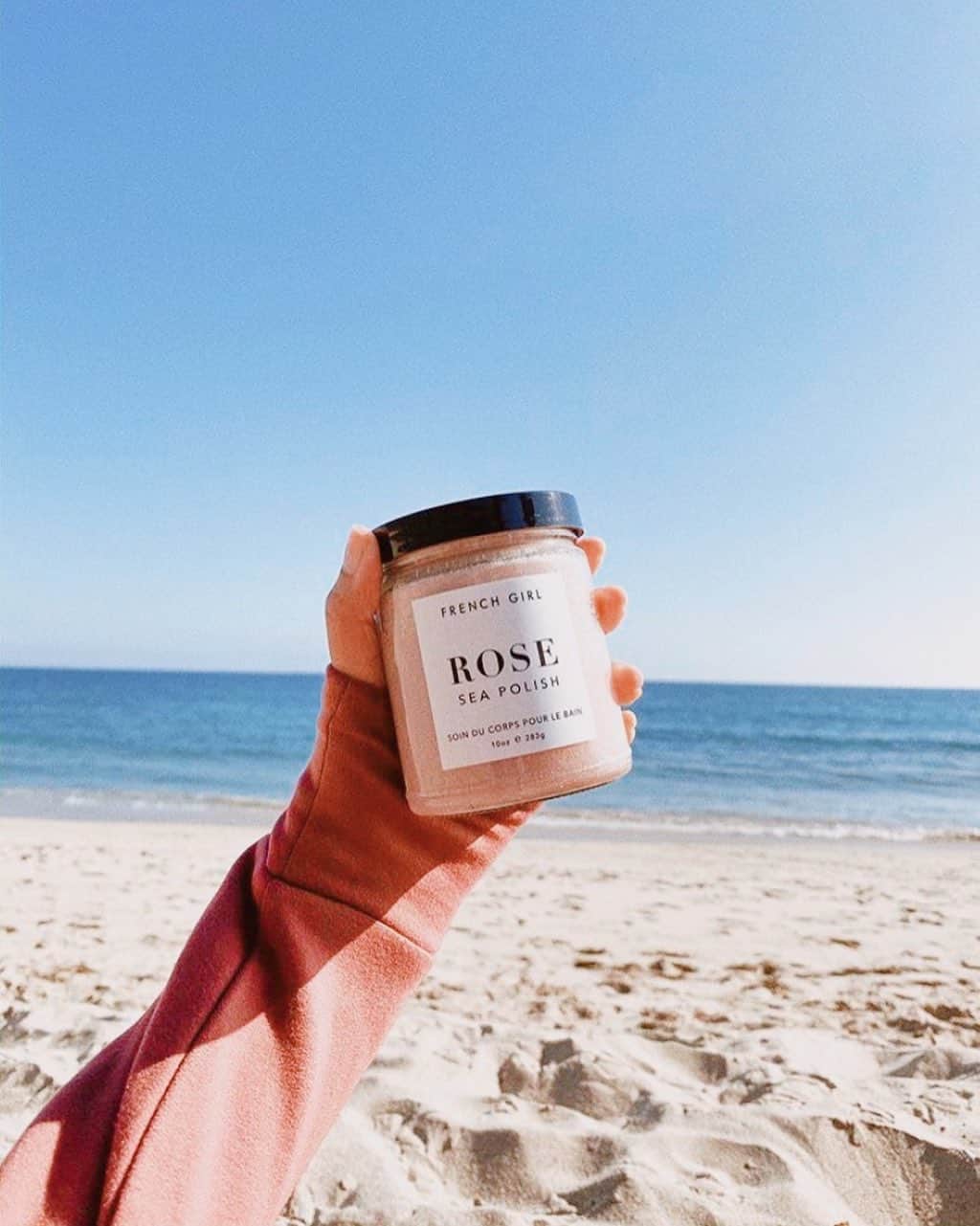 FRENCH GIRLさんのインスタグラム写真 - (FRENCH GIRLInstagram)「Rose Sea Polish by the sea 🌊 Have you seen us on @revolvebeauty? . Smooth Rose Sea Polish onto body during your shower or bath and rinse off to reveal silky soft, beach-ready skin 🌹✨ . Organic sugars gently exfoliate while nourishing butters like shea, mango, and cocoa provide deep, lasting hydration — no lotion needed. . Photo by @_alyssamay for @revolve @revolvebeauty 💕  #bodyscrub #rosebodyscrub #roseskincare #exfoliatingscrub #rosebeauty #revolve #revolvebeauty #crueltyfreeskincare #veganbeauty #organicskincare #frenchgirlorganics #oceaninspired #frenchinspired #ethicalbeauty #revolveme #sustainableluxury #ethicalbrand #selfcare #soindesoi #selfcaretips #skincareproducts」2月27日 11時01分 - frenchgirlorganics