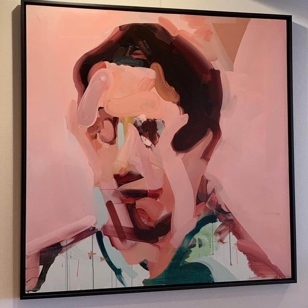透水さらさのインスタグラム：「我が家の玄関開けると 顔 井田幸晶さんの絵 #井田幸昌 さん #他にも数枚あるんですが #迫力ありすぎて飾れてない #みんなスルーするのでのせてみた #人気作家さん #大きい絵 暗闇でみるとちょっと怖いので引越してからスポットライトすぐ買いに行きました」