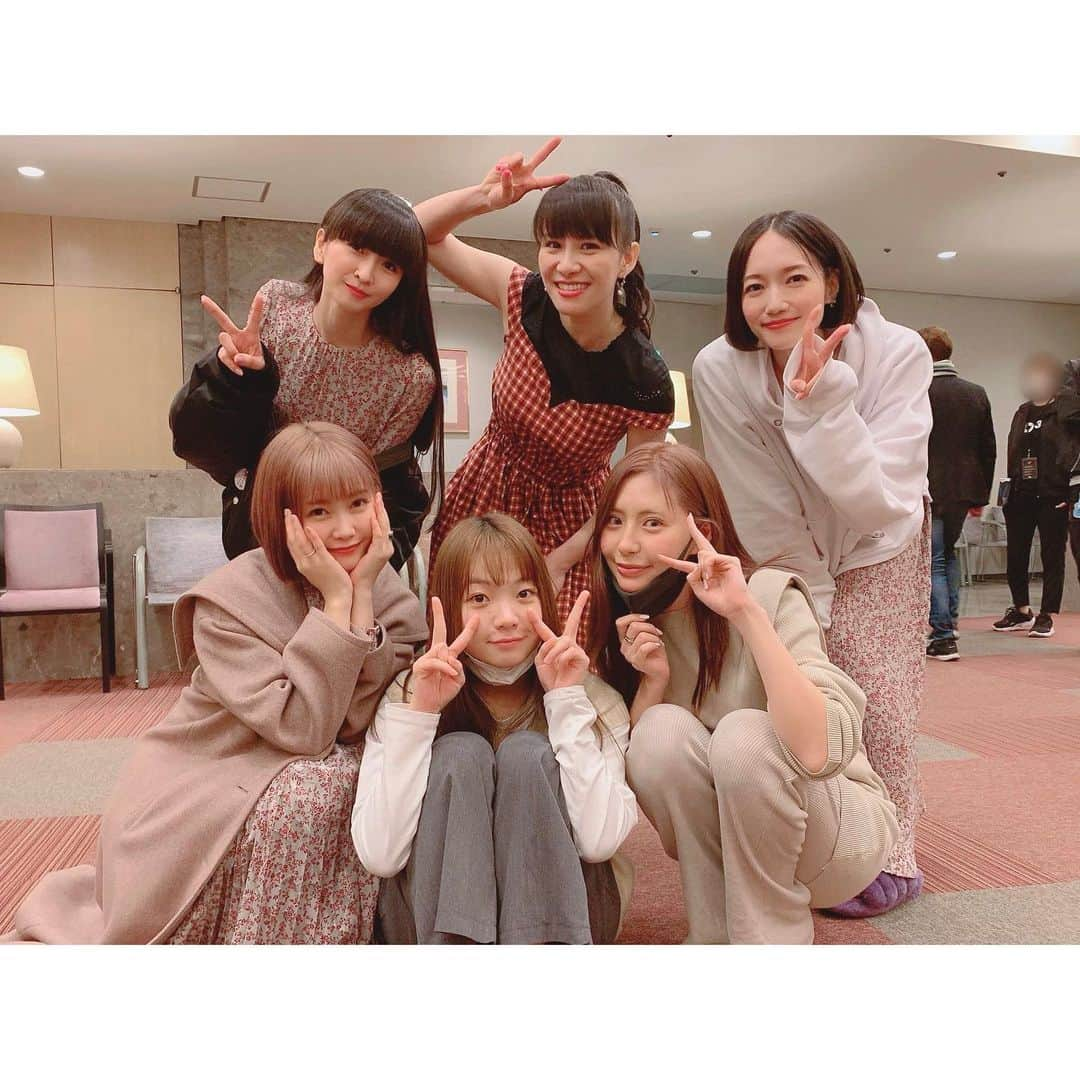 西脇彩華さんのインスタグラム写真 - (西脇彩華Instagram)「＊ 久しぶりに集合しました❣️ 9nineにあうとまた頑張ろうって気合い入るっていつも笑顔でいってくれます😊😊 互いに多くは語らず…笑 その言葉の裏にいろいろな想い、背景を感じながら、私たちもまた元気をもらって頑張ってきました❣️ 人として、女性として、アーティストとしてもアイドルとしても、私たちの尊敬する道標、先輩たちです✨ ・ 私たちには想像もできない、大きな責任と孤独、たくさんの重圧の中、どんなときも3人の決断はやさしく、強く、かっこいい。 わたしは3人が出した答えをただ見守り、全力で応援・激励あるのみ。いつもそばにいます。 ファンの皆さんと一緒✨笑 また、次を待ちましょう。😊 元気で笑顔でお客さんと笑いながらステージに立つ姿を楽しみにしています😆💓 毎回本気で楽しくて、心のこもった素晴らしいステージをありがとうございました✨🙏 ひとまず、お疲れ様でした。☺️ ・ うきとひろがずっと笑顔でわたしも嬉しかったです💕 #6six 😋😋」2月27日 11時12分 - chapon_930