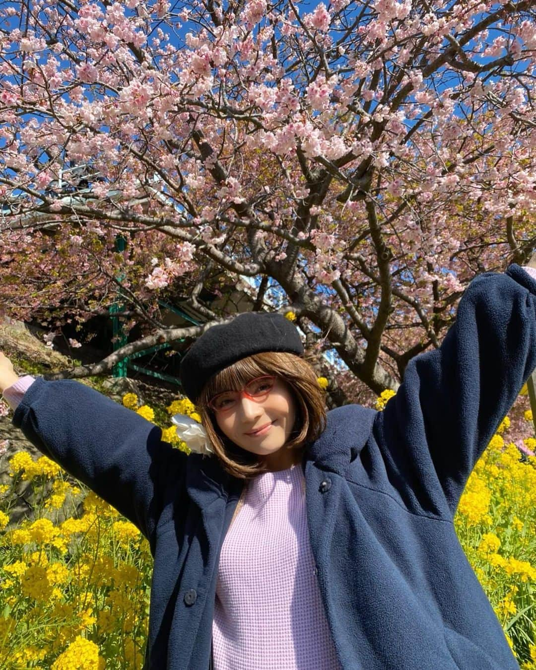 木部さんさんのインスタグラム写真 - (木部さんInstagram)「この三連休は河津桜🌸を見に行ってきました！﻿ ﻿ ﻿ 　今年は前の週が満開だったみたいで、ちょっと見頃は過ぎていたのですが、それでも初めて見る👀河津桜🌸は素晴らしかったです！✨﻿ ﻿ ﻿ 甘酒もまいう〜！！﻿ ﻿ ﻿ ﻿ 　最後の写真は泊まった旅館で遊び心でやってみたコスプレきべです！😂﻿ ﻿ ﻿ ﻿ 　#河津桜　#桜　#桜の花　#甘酒　#春はもうすぐ #綺麗な花 #静岡県 #良い天気 #kawazuzakura #sakura🌸 #amazake #springiscoming #goodweather☀️ #cherryblossom🌸 #beautifulflowers #canolaflower」2月27日 11時16分 - kibe_dayo