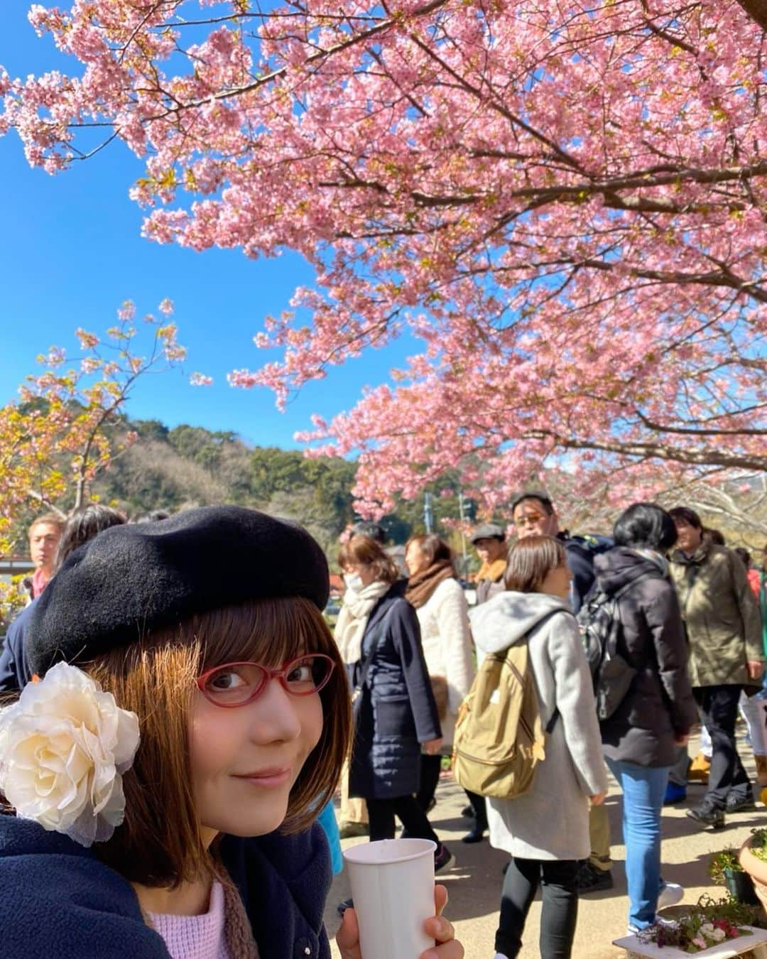 木部さんさんのインスタグラム写真 - (木部さんInstagram)「この三連休は河津桜🌸を見に行ってきました！﻿ ﻿ ﻿ 　今年は前の週が満開だったみたいで、ちょっと見頃は過ぎていたのですが、それでも初めて見る👀河津桜🌸は素晴らしかったです！✨﻿ ﻿ ﻿ 甘酒もまいう〜！！﻿ ﻿ ﻿ ﻿ 　最後の写真は泊まった旅館で遊び心でやってみたコスプレきべです！😂﻿ ﻿ ﻿ ﻿ 　#河津桜　#桜　#桜の花　#甘酒　#春はもうすぐ #綺麗な花 #静岡県 #良い天気 #kawazuzakura #sakura🌸 #amazake #springiscoming #goodweather☀️ #cherryblossom🌸 #beautifulflowers #canolaflower」2月27日 11時16分 - kibe_dayo