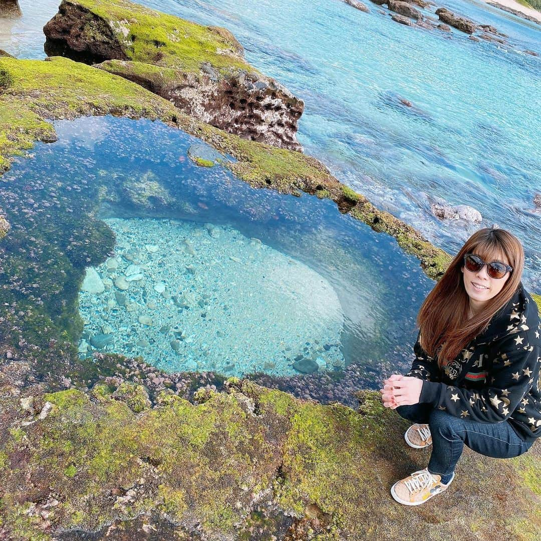 吉田沙保里さんのインスタグラム写真 - (吉田沙保里Instagram)「奄美大島に行ってきましたぁ〜😆😆 私が奄美に行くと、いつも雨が降ったり天気が悪いのですが、この日は晴れてくれましたぁ〜❣️ ゆうが調べてくれて行った場所、ハートロック♡ 素敵な出会いがあるといいなぁ〜💓 楽しい旅になりました😆✨ #奄美大島 #ハートロック #ゆう」2月27日 11時17分 - saori___yoshida