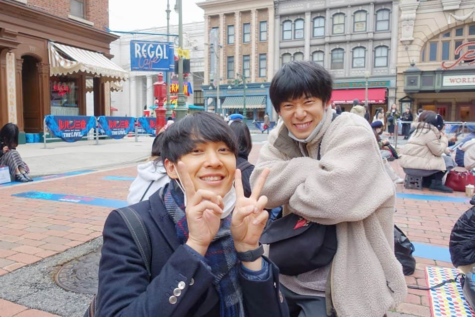 上田純樹さんのインスタグラム写真 - (上田純樹Instagram)「朝からインパです！ 進撃の巨人・ルパンのショー・ハリドリ（コナン）・バックドロップ（ルパン）を15時までに全て制覇しました。無駄のない効率の良い周り方で、髪の毛のハネ以外は完璧でした  またジャンラフでこの話させて下さい！ 皆さんのUSJの思い出とか楽しみ方もメッセージ送って下さい🤘🏻😋 #USJ #祇園櫻井 さん #あやつるぽん さん #進撃の巨人xrライド #ルパン三世ザライブ #ハリウッドドリームザライド #名探偵コナン #赤井秀一の愛車 #ムスタング #年パスセンターの真横 #あんな所停めてたら駐禁きられる」2月27日 11時19分 - raionerutousan