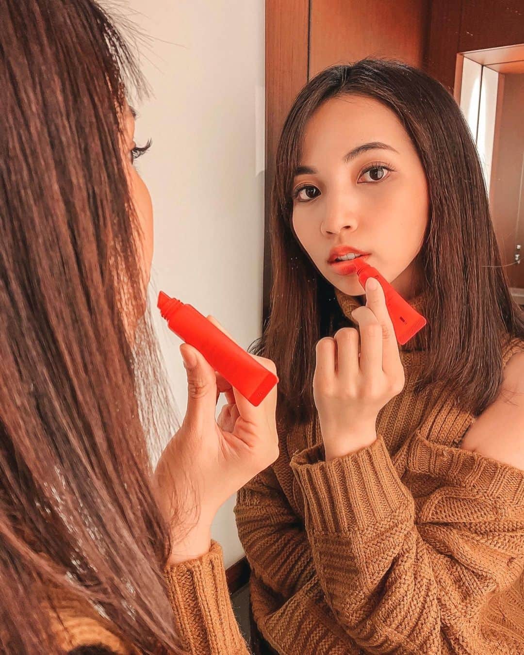 のインスタグラム：「こんにちは🌞. . 最近使っているエテュセのリップグロス💋. 色は05のピュアレッド💃. 真っ赤だと派手になりすぎるかなと思いきや、唇や肌の色に自然に馴染んでくれて使いやすくてお気に入りです☺️💄. . 私はイエベなんだけど、エテュセのリップグロスは透け感のあるカラーで唇に馴染んでくれて、 イエベ&ブルベ問わずに使えるので普段使わない色も挑戦できそう😳‼︎ . 他の色もチェックしてみようかな🤔♥️. . #エテュセ #リップグロス #今から変わるよ #ブナンな色じゃもったいない #ettusais エテュセのキャンペーンに参加中[PR] #コスメ好きさんと繋がりたい  #美容好きな人と繋がりたい」