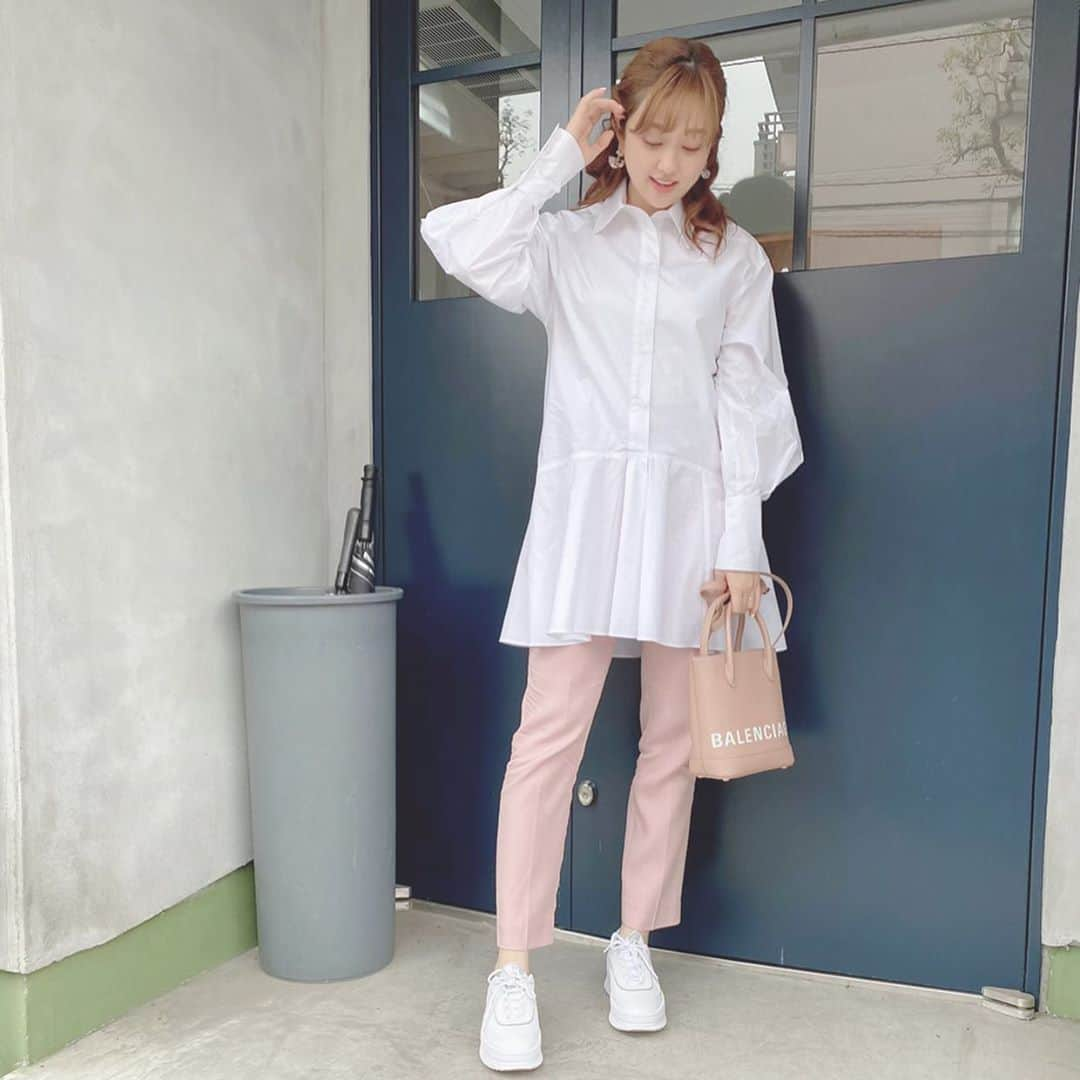 菊地亜美さんのインスタグラム写真 - (菊地亜美Instagram)「. 私服は春っぽくpink✖︎white🌸🌸🌸 ブラウス…#hm パンツ…#akte スニーカー…#puma と#sly コラボ 白スニーカーってシンプルで可愛いよね👟💛 中がGreenなの🍃 去年の今頃のインスタ見返したら、今と全く同じで花粉症辛すぎるって書いてて毎年そこは変わらずだった😷笑 #ootd #coordinate」2月27日 11時26分 - amikikuchi0905