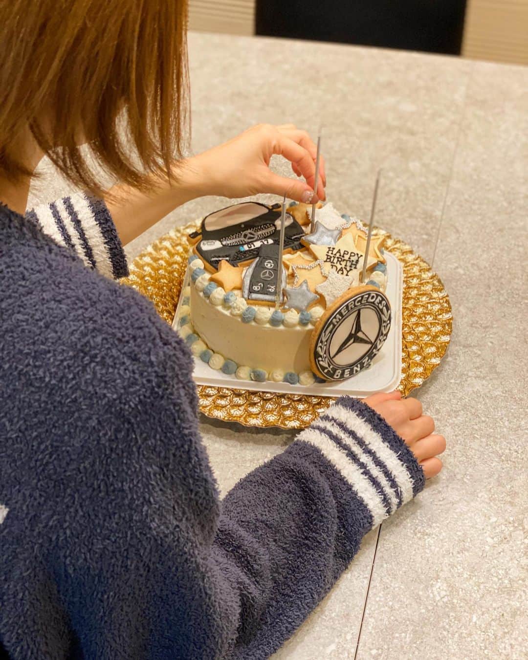田中涼子のインスタグラム：「少し前だけど、旦那さんが誕生日に﻿ いただいてきたケーキが素敵すぎたぁ♡﻿ ﻿ ﻿ 鍵とか実物大👏🏻✨﻿ もったいなくて食べられないって言ってたけど﻿ 私は1番美味しいうちに即食べちゃう派﻿ ﻿ 食べたい、待って、食べたい、待ってよ、﻿ で初めて夫婦言い合いになりました。笑﻿ ﻿ ﻿ #身体に優しい #アイシングクッキー#誕生日ケーキ#happybirthday」