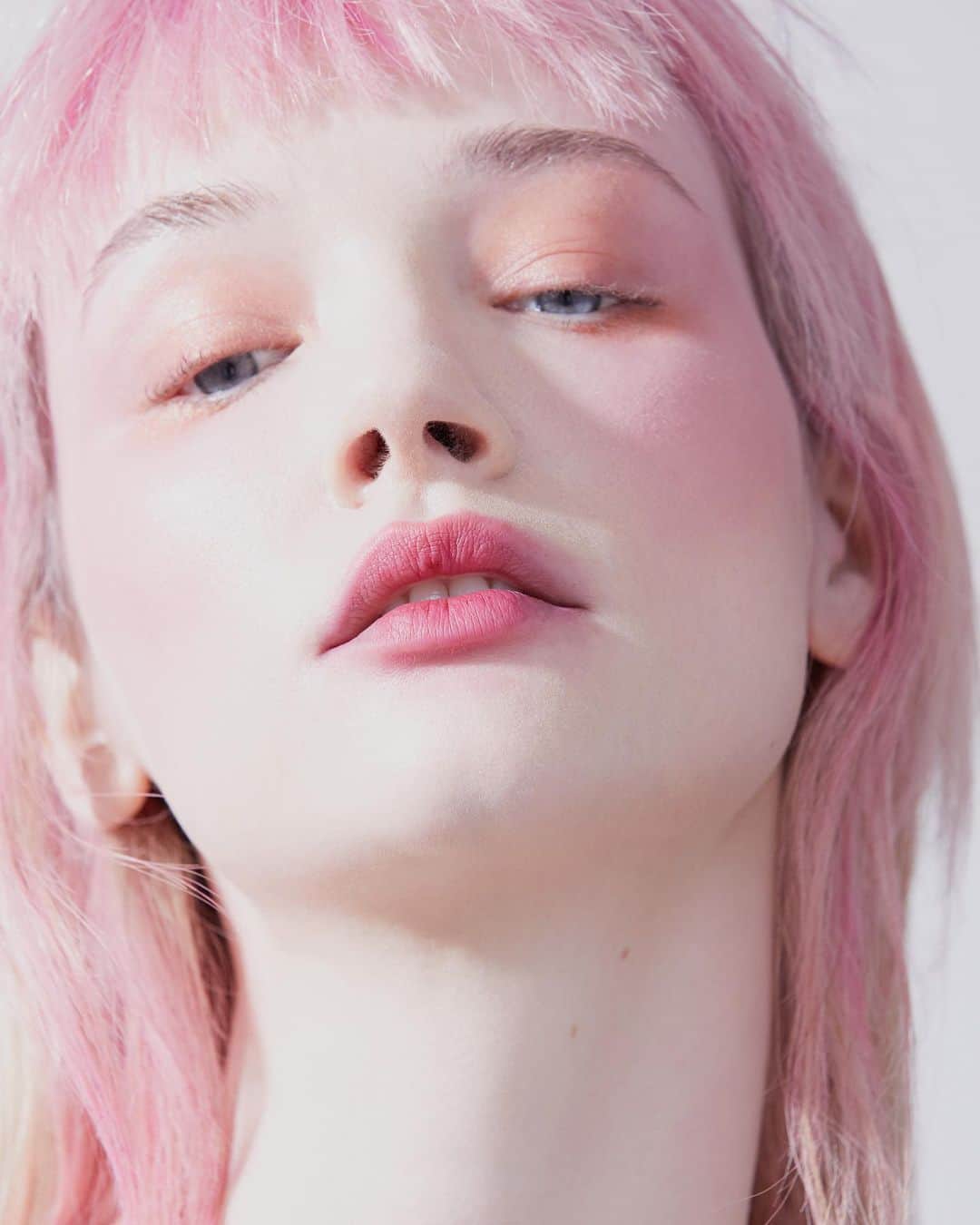 リヴ・オドリスコールのインスタグラム：「W I L D  F R U I T - Editorial out now. Photo: @marasommer  Model: @oliviaodriscool  H&M: @leisa.w.hairandmakeup  Art Direction: Mara & Liv. . . . . .  #summermakeup #summerloving #freshhair #freshpaint #freshmakeup #freshfaced #fruitlover #fruitbowl #dragonfruits #femalefounders #femalemotivation #femalemodels #femaleartists #femalephotographers #tokyofashion #tokyojapan #tokyostyle #oliviaodriscoll #marasommer #leisawelch #livodriscoll #pinkmakeup #pink💕 #pinkeyeshadow #pinkgirl #pinkprincess #pinkhair #juicylips #juicyfruit #juicybeauty . . . . .」