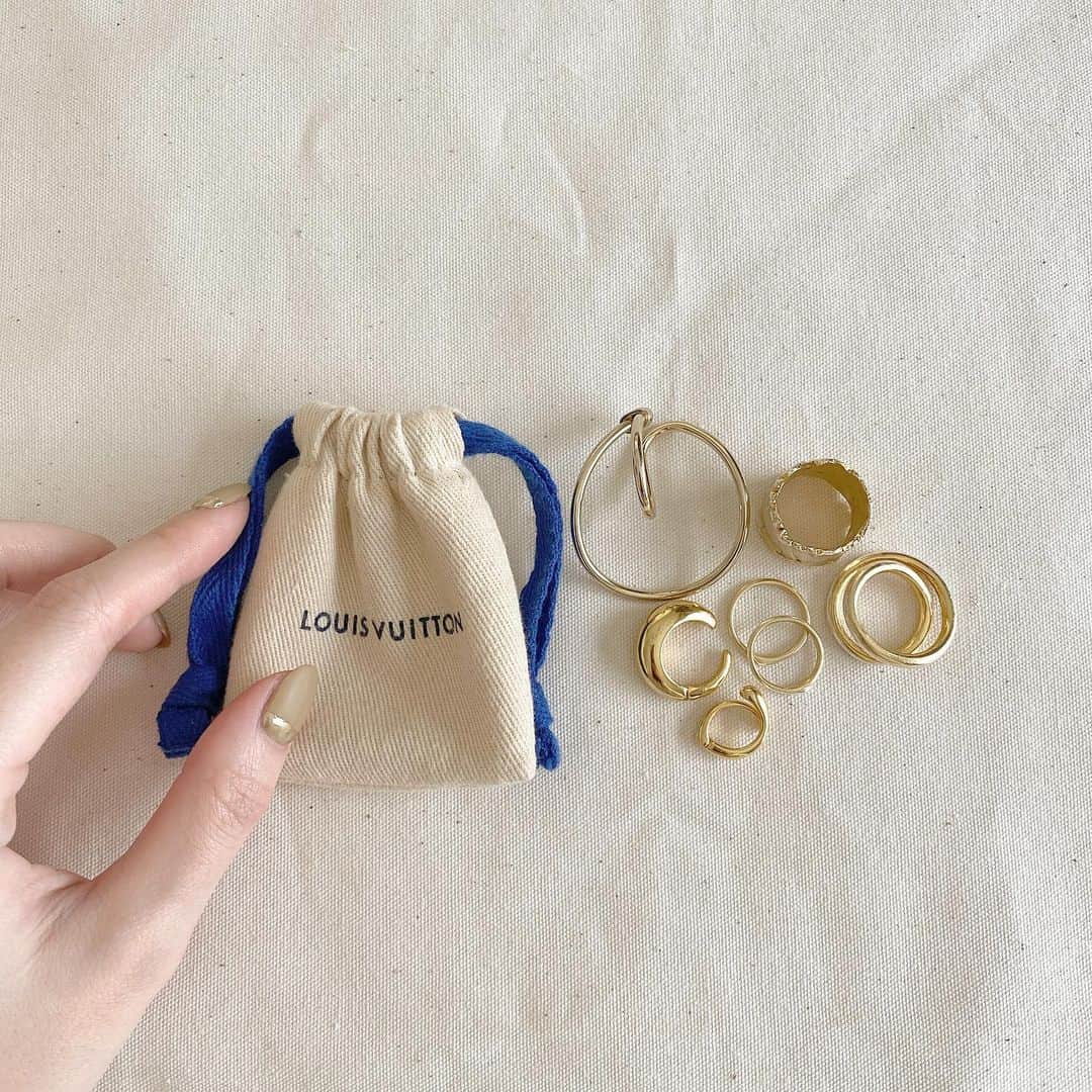 のインスタグラム：「. gold accessory 🪐✨✨ スタメンリングとイヤカフ 最近はもっぱらゴールド派！ . #goldaccessory #ten #ゴールドアクセサリー #ゴールドリング#イヤカフ」