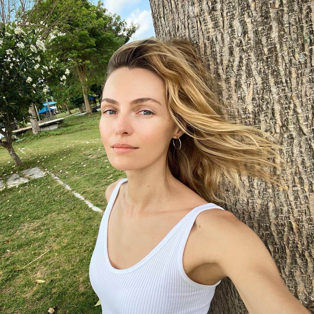 ヴァレンティナ・ゼリャヴァのインスタグラム：「Я узнала, как прекрасен каждый момент. Прямо сейчас - всё уже совершенно как есть. Познать это - и есть цель жизни человека. Жить ощущениями без мыслей - это настоящий подарок жизни.  Глубоко ощущать жизнь, рассматривая её проявления,  я научилась на ритрите у Артура Сита.  Артур - человек, который указывает на дверь внутри вас, а вы просто входите в любовь, которая начинает переполнять вас и людей, которые рядом с вами.  Многие годы я занималась медитацией, йогой, самопознанием, читала кучу литературы, но без человека, познавшего Себя, как случилось с Артуром, вы будете многие годы блуждать.  У вас есть возможность ощутить радость просто быть и познать себя настоящего. И это так классно 😊❤️🤗 #артурсита #artursita #retreatsamuiartursita  #meditation #concentration #mindfulness #presentmiment #presence #consciousness #love」