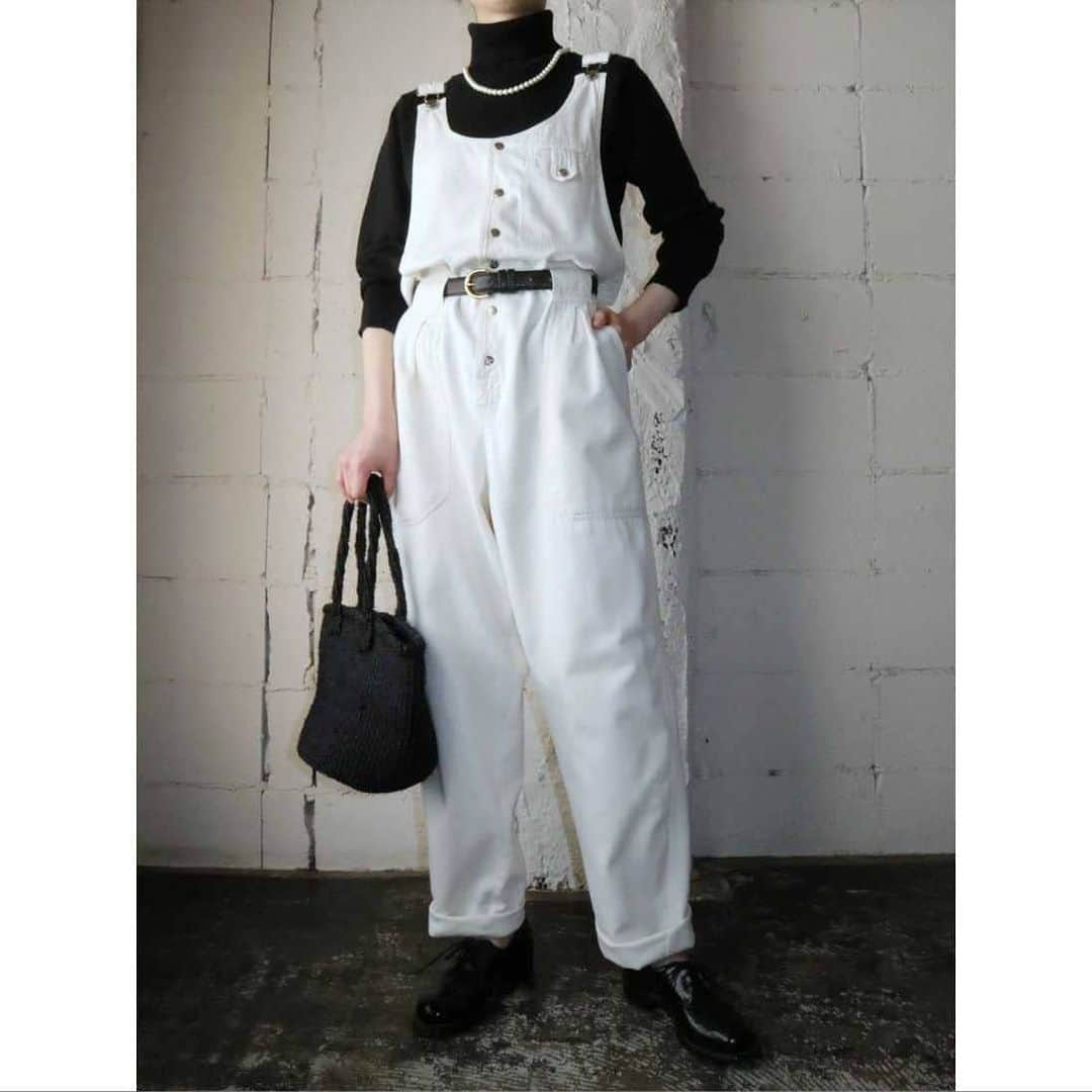 吉祥寺 古着屋 Orfeoのインスタグラム：「White Overall Style  #orfeo #kichijoji #tokyo #vintage #used  #fashion #coordinate #outfit  掲載商品のお問い合わせはメールにて承っております。コメント、DMでのお問い合わせは受け付けておりませんのでご了承ください。」