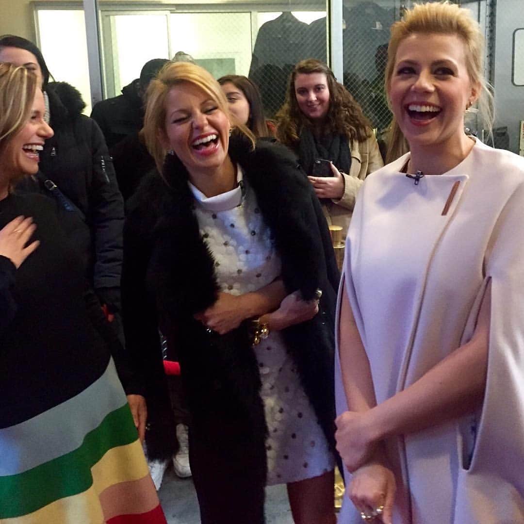 のインスタグラム：「My favorite photo from four years ago - the premiere day of Fuller House. How I wish I could bottle up this love and share it with the world. Missing my She-Wolves tonight. ❤️🐺🏡 (📸: @kaitiemcg)」