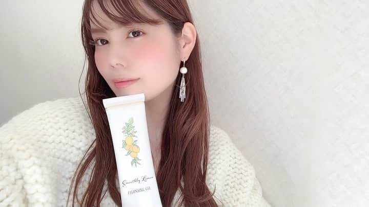 増田愛里菜のインスタグラム：「. 〜･:*+.🕊 おはよう 🕊･:*+.〜 . . . 毛穴レスな肌 で有名な【 するっとレモン🍋 @smoothly_lemon 】 . . 最近試してみたんだけど、、、すっごくいい👀✨ . . . 鼻の黒ずみも綺麗になるし、毛穴も引き締まってお肌がちゅるん👶💕 . W洗顔が要らないのもオススメポイントだよ〜💡 . . . メイクしてる時はそのまま#濃密ジェルクレンジング として使って、朝のスッピン肌には水を加えて泡立てた#ふんわり泡洗顔 がいいよ〜🛁🧖‍♀️💭💕 . . マツエクしてても使えるし、 香りもレモンのような爽やかな匂いで🙆‍♀️🍋🍋🍋 . . . #するっとレモン #毛穴対策 #毛穴クレンジング #クレンジング #スキンケア #無添加 #美容 #肌 #美肌 #ツヤ肌 #保湿 #pr」