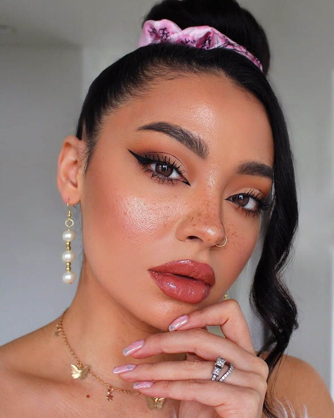 Too Facedさんのインスタグラム写真 - (Too FacedInstagram)「Babe @maryliascott shows off our new Born This Way Eye Shadow Palette & Born This Way Highlighting Palette! 😍 She also tops off her glam with our Better Than Sex Eyeliner and Damn Girl! Mascara. #regram #toofacedambassador #toofaced」2月27日 12時00分 - toofaced