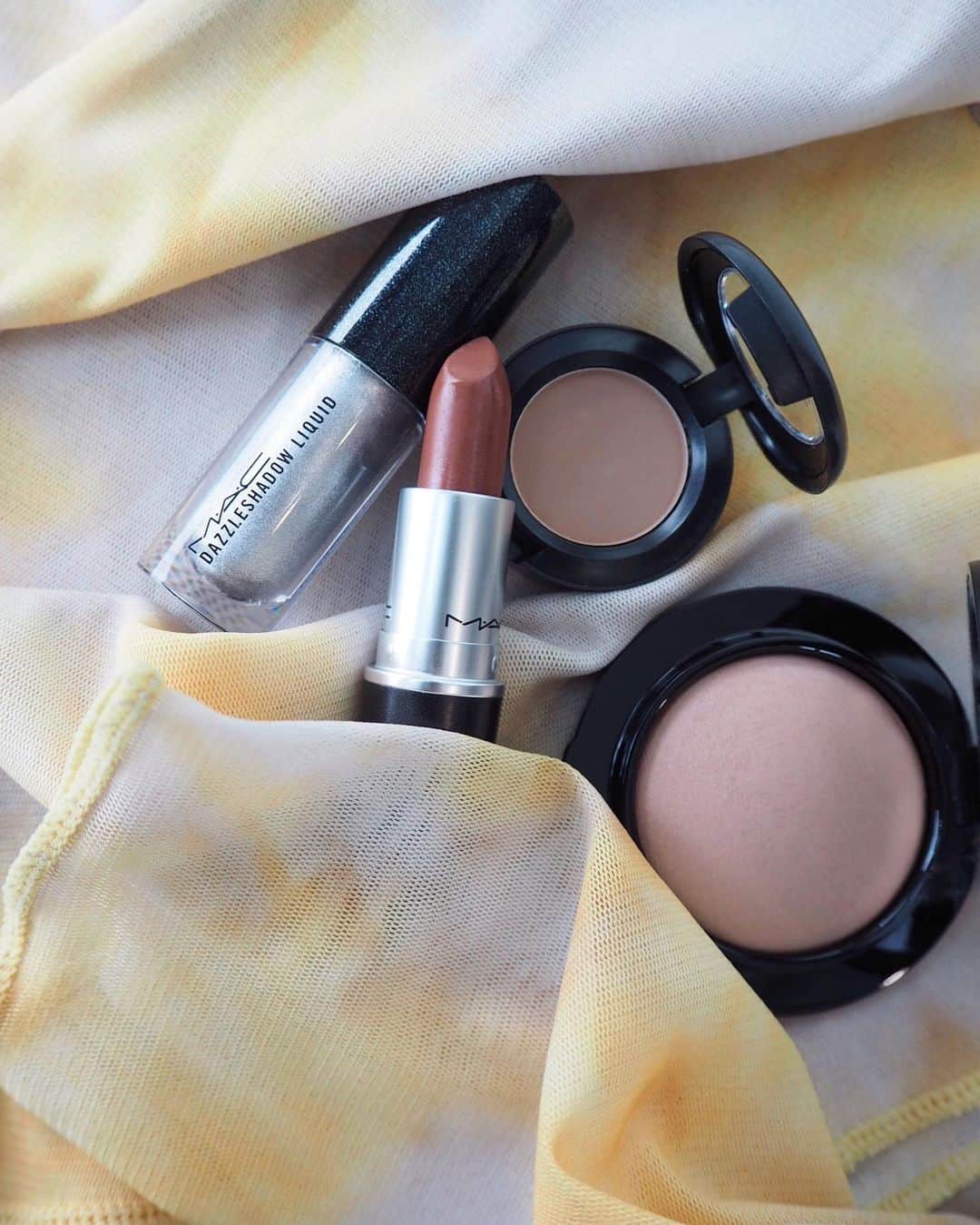 M∙A∙C Cosmetics Japanのインスタグラム：「MOUSSY @moussyofficial Spring SummerのメイクをM·A·C が提案💄 ﻿ ﻿ Look①シルバーアイラインメイク⛓ ﻿ ﻿ メタリックな質感をエッセンスに💎﻿ シンプルな中にシルバーと﻿ 透け感のあるブラウンリップでこなれ感を✨﻿ ﻿ ﻿ ＊EYE＊﻿ スモールアイシャドウ: キッド﻿ ダズルシャドウ リキッド: スターズ イン マイ アイズ (シルバーライン)﻿ ＊LIP＊﻿ リップスティック: タッチ﻿ ＊BLUSH＊﻿ M·A·C ミネラライズ ブラッシュ: コスミック フォース ﻿ ﻿ ﻿ ﻿ Make Look created by﻿ M·A·C ARTIST MASAMI YAMADA @masam1101 ﻿ ﻿ ﻿ DESIGN & PHOTO:﻿ M·A·C ARTIST RINO KASAI @rino416﻿ @macpro_tokyo﻿ ﻿ ﻿ #MACCosmeticsJapan #MACコスメ #MACCosmetics #メイク #コスメ #メイクアップ #アイカラー #チーク #コスメ紹介 #春メイク #春コスメ #メイク道具 #メイクプロセス #メイク用品 #セルフメイク #今日のメイク #お気に入りコスメ #MACeyeshadow #MACアイシャドウ #cosmetics #makeup #eyemakeup #eyeshadow #口紅 #リップメイク #MAClipstick #MACloveslips #MACリップ #moussy #マウジー」