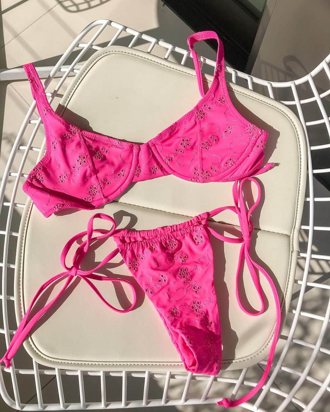 FRANKIES BIKINISさんのインスタグラム写真 - (FRANKIES BIKINISInstagram)「magenta eyelet swim 💘 coming March 16.」2月27日 12時09分 - frankiesbikinis