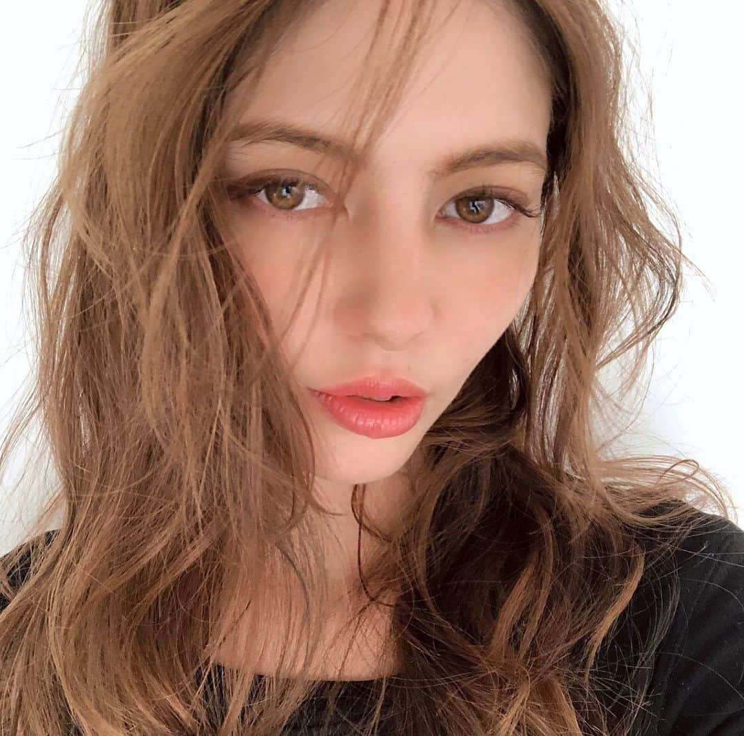 湊ジュリアナさんのインスタグラム写真 - (湊ジュリアナInstagram)「良い天気✨髪が明るくなった❓💄🥰 Windy but sunny today ✨ Did my hair get lighter again? 🤔 Have a good day everyone ! ❤️ ✨ ✨ ✨ ✨#ロングヘア #ロングヘアアレンジ #ロングヘアー #ロングヘアスタイル #ヘアケア #ハイライトカラー #ハイライト #ハイライトヘア #冬ヘア #ハーフ #シマ #メイク好き #メイクアップ #メイク💄 #リップ #メイク大好き」2月27日 12時10分 - julianaminato