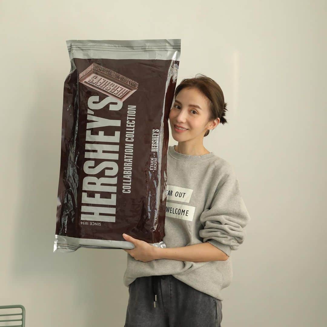 チャン・チュンニンのインスタグラム：「從以前就很愛吃 @hersheys 所以收到這個巨無霸 @hersheys X @etudehousetaiwan  聯名彩妝 真的很興奮🤤」