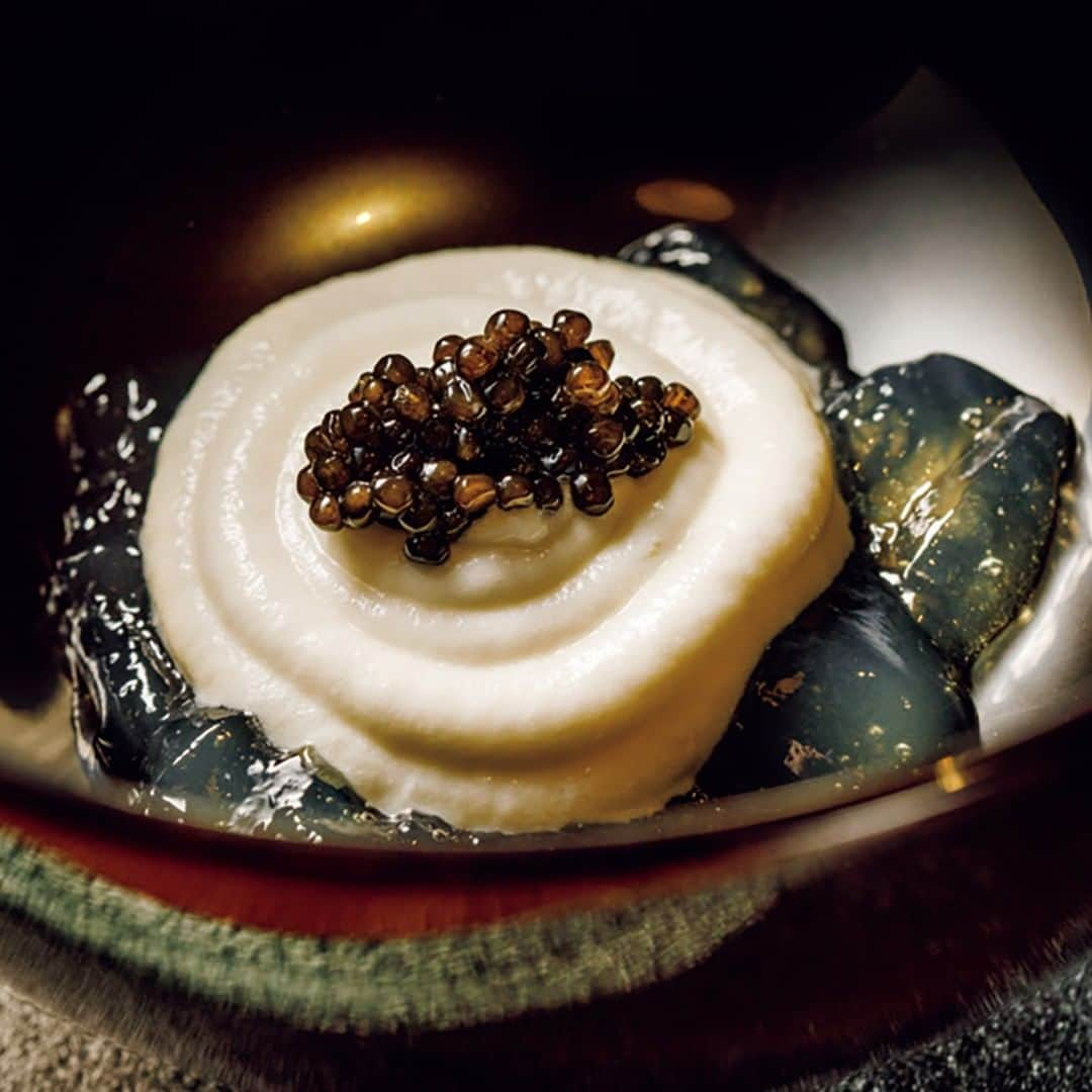 東京カレンダーさんのインスタグラム写真 - (東京カレンダーInstagram)「六本木通り沿いにあるのに、存在に気づかれない！秘めたる新店。⠀⠀⠀⠀⠀⠀⠀⠀⠀ 「新玉葱のムースフルーツトマトのジュレ添え」 は、 濃厚な味が特徴。⠀⠀⠀⠀⠀⠀⠀⠀⠀ ⠀⠀⠀⠀⠀⠀⠀⠀⠀ ★その他のメニューや、隠れ家の更なる魅力は⠀⠀⠀⠀⠀⠀⠀⠀⠀ 『月刊誌　東京カレンダー2020 4月号　』内の『大人も驚くとっておきの隠れ家へ』にて⠀⠀⠀⠀⠀⠀⠀⠀⠀ ⠀⠀⠀⠀⠀⠀⠀⠀⠀ ★この企画について⠀⠀⠀⠀⠀⠀⠀⠀⠀ 【大人も驚くとっておきの隠れ家へ】⠀⠀⠀⠀⠀⠀⠀⠀⠀ 知らないと辿り着けない、思いも寄らない場所に上質なレストラン。⠀⠀⠀⠀⠀⠀⠀⠀⠀ 「こんなところに！？」な立地がキモ！大人も驚くとっておきの隠れ家。⠀⠀⠀⠀⠀⠀⠀⠀⠀ 代官山のマンションの一室にある「隠れ家」や、コンビニの中に入口がある「隠れ家」など、⠀⠀⠀⠀⠀⠀⠀⠀⠀ サプライズに満ちた場所にあるレストランを紹介している。⠀⠀⠀⠀⠀⠀⠀⠀⠀ ⠀⠀⠀⠀⠀⠀⠀⠀⠀ 【今回ご紹介したレストラン情報】⠀⠀⠀⠀⠀⠀⠀⠀⠀ 店名▷ #蒼　（アオ）⠀⠀⠀⠀⠀⠀⠀⠀⠀ エリア▷#西麻布 #港区　⠀⠀⠀⠀⠀⠀⠀⠀⠀ 電話▷050-3134-3399⠀⠀⠀⠀⠀⠀⠀⠀⠀ ※お問い合わせの際は「""東京カレンダーインスタ""を見た」とお伝えいただければ幸いです。⠀⠀⠀⠀⠀⠀⠀⠀⠀ 住所▷西麻布3-21-3オリンピアード麻布霞坂2F . . #アオ#東京カレンダー #東カレ #tokyocalendar #東京グルメ #日本グルメ #日本美食 #東京美食 #ディナーデート #大人の休日 #大人のデート #デートコーデ#最新隠れ家 #東京隠れ家 #隠れ家レストラ #隠れ家デート #隠れ家特集 #高級レストラン #創作料理#西麻布グルメ#西麻布隠れ家」2月27日 12時20分 - tokyocalendar