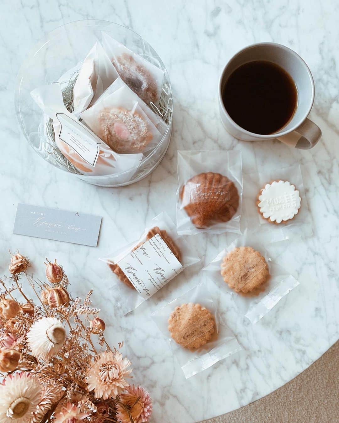 のインスタグラム：「【Bonbons et bijoux】﻿ ただ今、神戸BAL POP UP SHOPでは、 3/5(thu)﻿までの期間、 見ているだけで幸せになれるお菓子とアクセサリーのコラボレーションイベントを開催中🍪🧁💍﻿ ﻿ ﻿ 期間中アクセサリー、お菓子をご購入くださいましたお客様に @kyanae.bon アイシングクッキーをプレゼントいたします🌼 ﻿ ※なくなり次第終了となります。﻿ ﻿ そして、﻿ 3/2(mon) 12:00〜16:00  は @kyanae.bon さん来店イベントを開催致します✨✨✨ ﻿ 当日ご購入のお客様全員に﻿ 自分で作れるアイシングクッキーをプレゼント！﻿ ﻿ こちらはパティシエ kyanae.bonさんに﻿ 楽しく教わりながら作っていただけます👩🏻‍🍳 ﻿ オシャレで楽しい時間をぜひお過ごしくださいませ🧁 ・ ・ @fromfirstmusee  @kobe_bal  #fromfirstmusee #MUSEE #フロムファーストミュゼ」