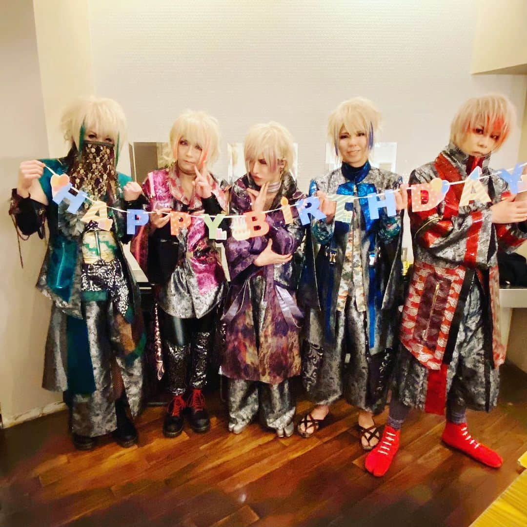 己龍のインスタグラム：「2020.2.24 TSUTAYA O-EAST🎂  酒井参輝生誕祭ありがとうございました🎉  #己龍 #kiryu #酒井参輝生誕祭 #黒崎眞弥 #酒井参輝 #九条武政 #一色日和 #遠海准司 #生誕ツーショット#木村拓哉さんのモノマネをするホリさん #若しくは陸サーファー #頭がズバ抜けてデカい #愛怨忌焔っぽさがある #違和感無し」