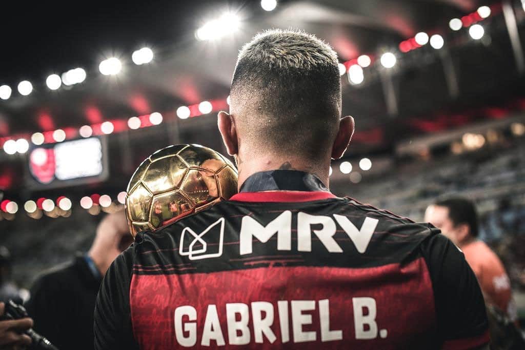ガブリエウ・バルボーザ・アウメイダのインスタグラム：「Mais um título.. Campeão da Recopa! Feliz demais.. pelo título e por ser tornar o jogador com mais gols no novo Maracanã! Obrigado senhor, obrigado família e todos do @flamengo ❤️🏆💪🏽」