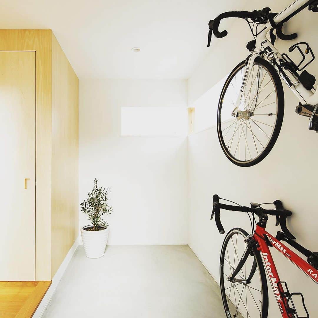 SUVACOさんのインスタグラム写真 - (SUVACOInstagram)「外観はシンプルな白、中に入ると一転、木の素材感が漂うやわらかい空間。﻿ 室内階段が格好いいとそれだけでキマる。﻿ designed by 濱田猛 ↓↓↓ この事例をもっと見るなら ↓↓↓ ﻿ https://suvaco.jp/project/bb9spSGE7l﻿ ﻿ ﻿ #室内階段 #アジアンインテリア #室内自転車置場 #中庭住宅 #いい家 #今日のいい家 #自分らしい家 #家づくりを楽しむ #施工例 #建築 #デザイン住宅 #architecture #archidaily #archilovers #houseportrait #renovation #hamadatakeshik # SUVACO #スバコ #SUVACO編集部 #注文住宅 #家づくり #建築家」2月27日 12時33分 - suvaco.jp
