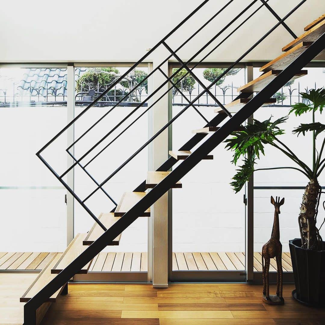 SUVACOさんのインスタグラム写真 - (SUVACOInstagram)「外観はシンプルな白、中に入ると一転、木の素材感が漂うやわらかい空間。﻿ 室内階段が格好いいとそれだけでキマる。﻿ designed by 濱田猛 ↓↓↓ この事例をもっと見るなら ↓↓↓ ﻿ https://suvaco.jp/project/bb9spSGE7l﻿ ﻿ ﻿ #室内階段 #アジアンインテリア #室内自転車置場 #中庭住宅 #いい家 #今日のいい家 #自分らしい家 #家づくりを楽しむ #施工例 #建築 #デザイン住宅 #architecture #archidaily #archilovers #houseportrait #renovation #hamadatakeshik # SUVACO #スバコ #SUVACO編集部 #注文住宅 #家づくり #建築家」2月27日 12時33分 - suvaco.jp