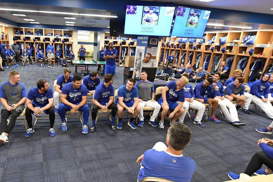 ジャスティン・ターナーさんのインスタグラム写真 - (ジャスティン・ターナーInstagram)「1st annual @Dodgers spelling bee hosted by yours truly! Look out @chrisbharrison #Couch #Buzz #Rizzuto」2月27日 12時30分 - redturn2