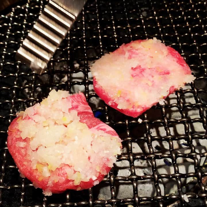 佐藤智美のインスタグラム：「焼かれるタン塩をただ眺める… そんな動画w」