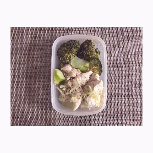 のインスタグラム：「お昼ごはん . 胸肉100g 舞茸、えのき ブロッコリー . . 記録っ記録❤️ . ◉ライザップ公認の紹介アンバサダーです。 〜紹介特典で、お安く入会できます〜 . ▶︎全国どの店舗でもOK ▷２週間のトライアルコースもあります(^_^)/ ▶︎カウンセリング予約前にご連絡ください . ◎入会やカウンセリングをお考えの方、 ご質問なども、DM✉️ください。 . ★トレーニング見学もできます★ . 📺RIZAP TVCM出演 🏅RIZAP BMG ファイナリスト2017.2018 . #rizap #ライザップ . #ダイエット #diet #ダイエット日記 #レコーディングダイエット #instadiet #ダイエット仲間募集 #ダイエッター #公開ダイエット  #昼ごはん #昼御飯 #lunch #昼ご飯 #昼食  #おうちごはん #糖質制限 #healthyfood #healthylifestyle」