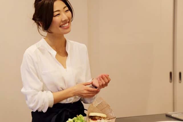 Yuri Sakuraiさんのインスタグラム写真 - (Yuri SakuraiInstagram)「: MK CAFEで大人気の鯖バーガー！ : フードコーディネーターYUUが様々な 味を展開し、20種類以上ある中で 1番人気なのが、 くるみ入りクリームチーズアボカド鯖バーガー！ : 私もこれが1番人気すき♪ 今までも、#ノンストップ、#ビビット、#ZIP、 #おかわりニッポン、#モヤモヤさまーず2、  #よじごじDays、#上島新選組、 #ザブングルの #ドリームセブン、#まるごと、 #波田陽区の応援美女子etc..... : 色んなテレビでも 取り上げて頂いてる鯖バーガー。 : 鯖は青魚の王様と言われるくらい栄養価の高い魚。 : 花粉症緩和や現在問題になっている コロナウイルスにも青魚に含まれる、 EPA（エイコサペンタエン酸）と DHA（ドコサヘキサエン酸）が 効果的だと言われているそうです！ : 少しでも感染拡大が防げますようにm(_ _)m : #鯖バーガー#ヘルシーフード#くるみ入りクリームチーズアボカド鯖バーガー#花粉症対策#コロナウイルス#コロナウイルス対策#鯖#mkcafe#mktv#38ism」2月27日 12時42分 - yuri_sakuraiii