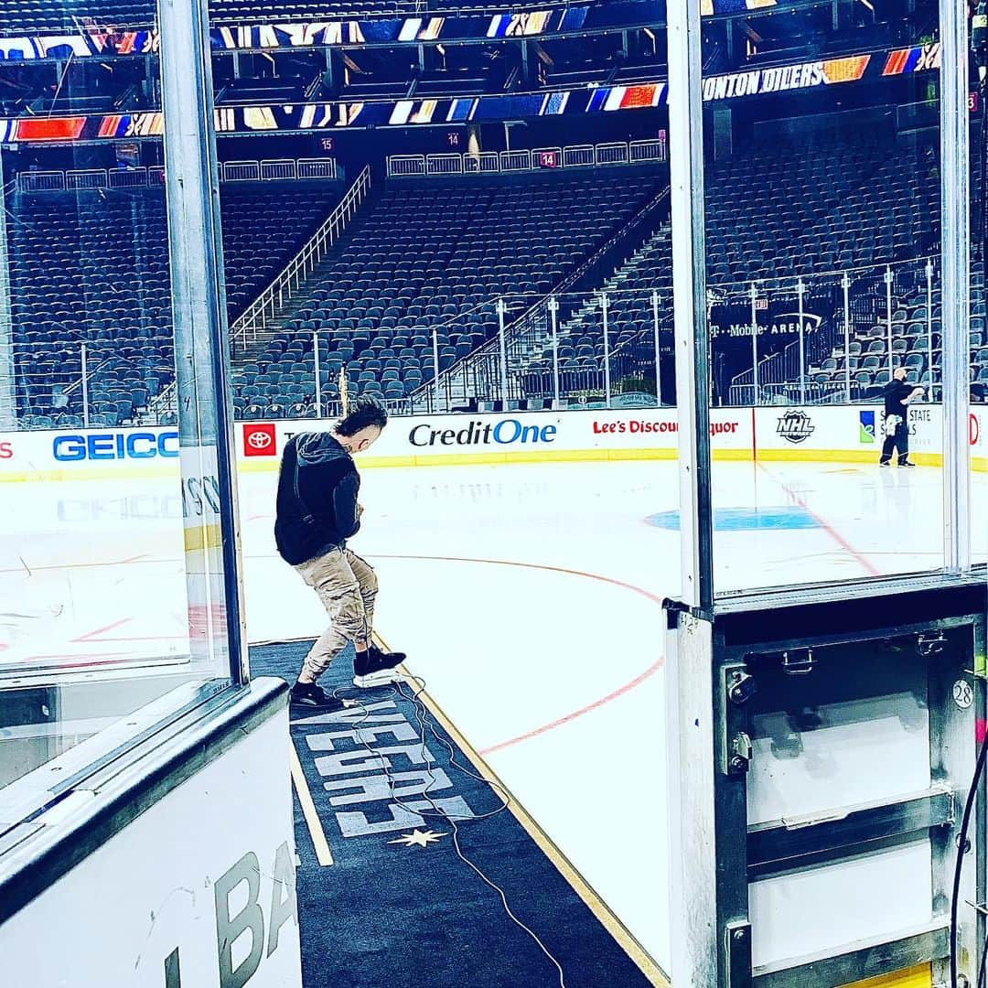 DJアシュバさんのインスタグラム写真 - (DJアシュバInstagram)「Sound checking The National Anthem @tmobilearena today. Looking forward to performing this Sunday on @nbcsports @vegasgoldenknights vs @lakings game!! Be sure to tune in! Also I will be on @morefox5 Channel 5 at 9am tomorrow morning and @8newsnow tomorrow at 3pm! #goknights 📸 by @taylor_golceker」2月27日 12時37分 - ashba