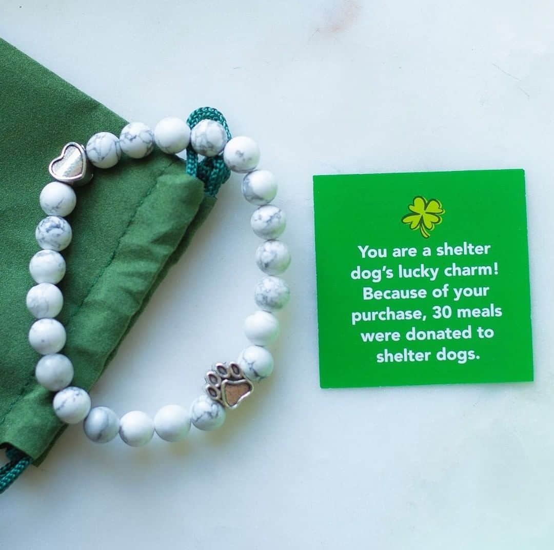 Animalsのインスタグラム：「🍀 This Bracelet Donates 30 Meals to a LUCKY shelter dog!  This gorgeous bracelet does something amazing – it feeds a whole shelter full of dogs. That’s 30 hungry pups you’ve provided healthy meals for when you purchase this bracelet. Purchase link in @iheartdogscom bio.」