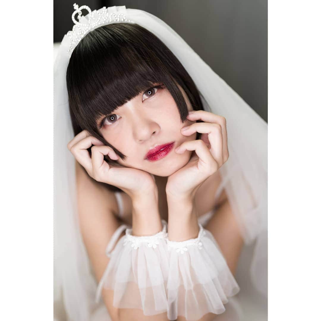 のインスタグラム：「photo/K.Uematsu  #portrait #portraitphotography #portrait_shot #portrait_vision #portraitmodel #シルバーローズ撮影会 #シルバーローズスタジオ #japan #japanesemodel #japanesegirl #tokyo #ポートレートモデル #撮影会モデル #wedding #weddinglingerie #weddingphoto #weddingphotography #ウェディング #ウェディングランジェリー #ぱっつん #撮影依頼募集中 #aikumamoto」