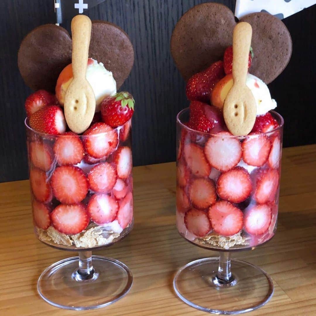 RETRIP<リトリップ>グルメのインスタグラム：「【RETRIP×岐阜】 こちらは岐阜にある「Dolcevita（ドルチェヴィータ）」です。いちごの断面が美しいこちらのパフェは大人気メニューです。いちご狩りをせずともいちごがたくさん食べられますよ。まさにいちご好きにはたまらない！ . RETRIPでは「おでかけ」に関する様々な情報を発信しています。ぜひ他のアカウントもチェックしてください！ @retrip_nagoya_ 名古屋の話題のカフェを紹介 @retrip_osaka_ 大阪のおでかけグルメスポットを紹介 @retrip_kyoto_ 京都のおでかけスポットを紹介 @retrip_fukuoka_ 福岡のおでかけグルメスポットを紹介 @retrip_hokkaido_ 北海道のおでかけスポットを紹介 @retrip_korea_ 韓国の話題のカフェを紹介 @retrip_news 最新のおでかけ情報を紹介 @retrip_nippon 日本の絶景を紹介 @retrip_global 海外の絶景を紹介 @retrip_gourmet 全国の話題のスイーツを紹介 @retrip_dinner 全国の話題のごはんを紹介 @retrip_cafe 全国のおしゃれなカフェを紹介 . ▼RETRIP[リトリップ]のアプリは AppStore、GooglePlay「リトリップ」で検索！ プロフィールのURLからもダウンロードできます。 . photo by  @4you_sns . . #retrip #retrip_rh #retrip_gourmet #retrip_sweets #RETRIP #dolcevita #ドルチェヴィータ #いちご #いちごパフェ #いちごスイーツ #パフェ #パフェ部 #岐阜 #岐阜カフェ #岐阜グルメ #カフェ好きな人と繋がりたい #スイーツ好き #スイーツ好きな人と繋がりたい #スイーツ好きな人とつながりたい #グルメ好きな人と繋がりたい #グルメ好き #グルメ好きと繋がりたい #スイーツ部 #カフェ部」