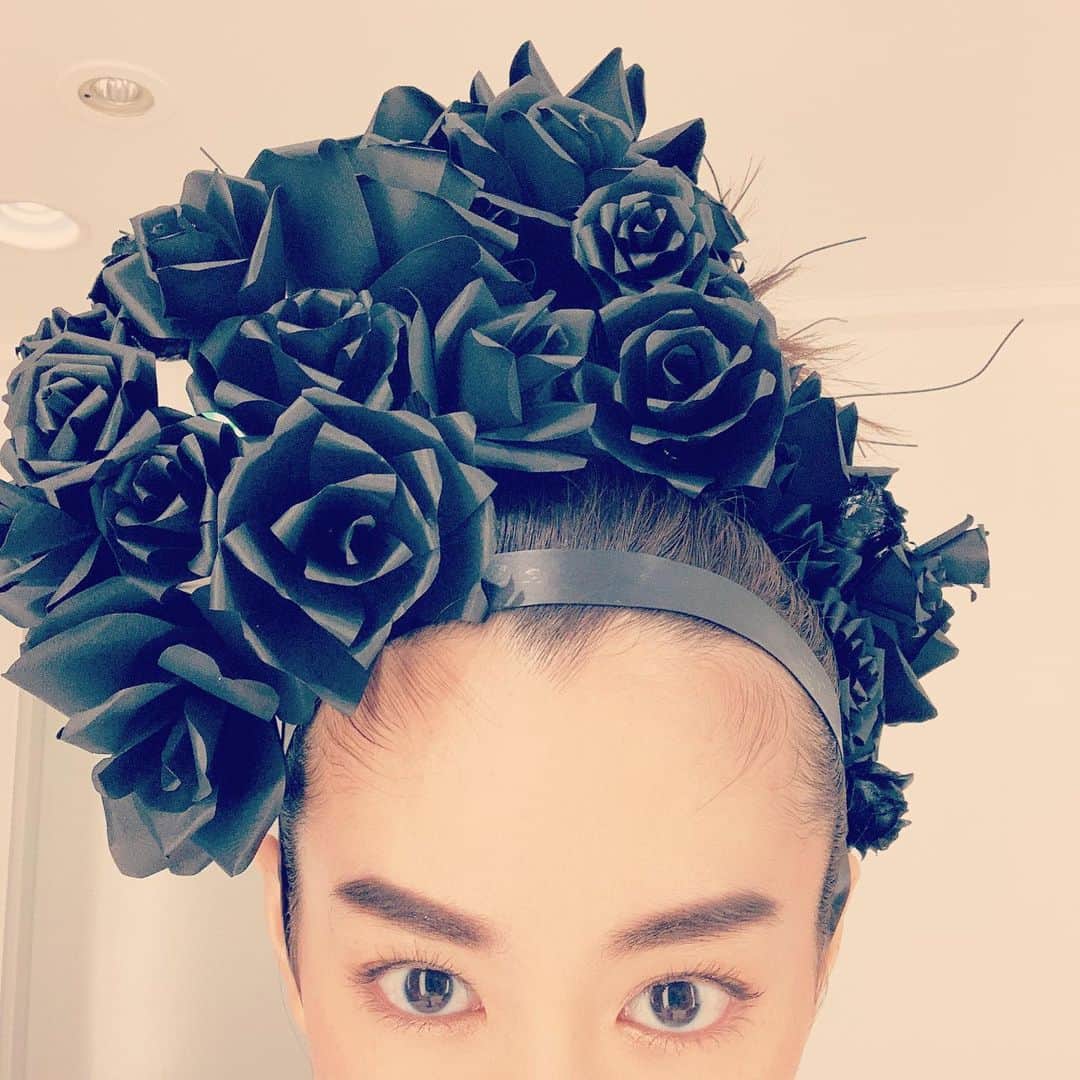 桐谷美玲さんのインスタグラム写真 - (桐谷美玲Instagram)「@ginger_magazine でつけたヘッドピース、このお花たちヘアメイクさんがひとつひとつペーパーで手作りしてくれたんだ🥀すごすぎる👏」2月27日 12時48分 - mirei_kiritani_