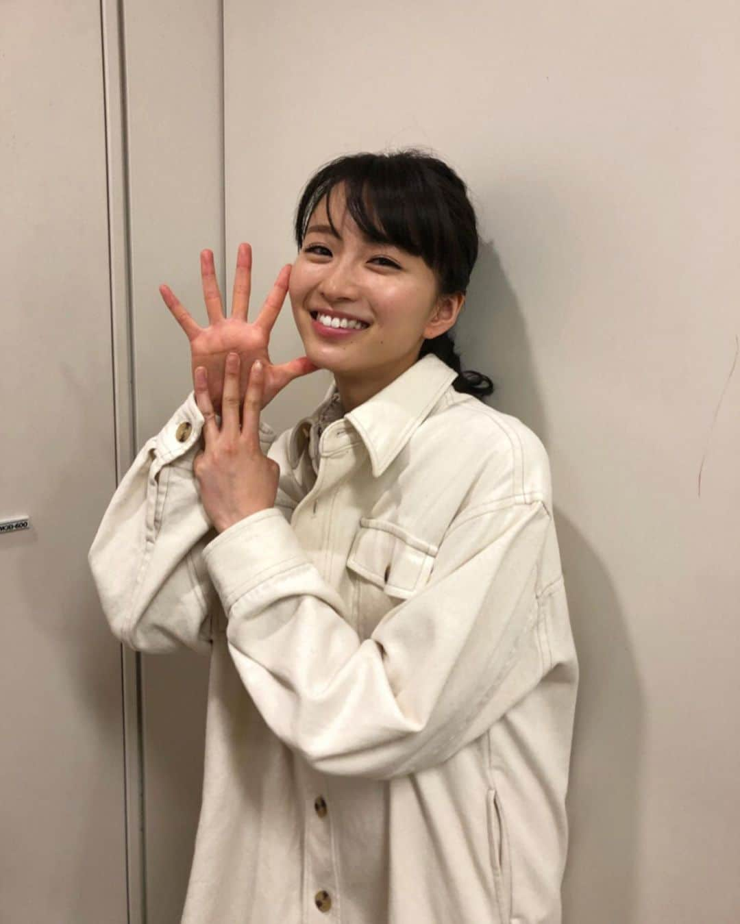 岡崎紗絵さんのインスタグラム写真 - (岡崎紗絵Instagram)「本日22時からアライブ8話です👩‍⚕️ 珍しい奈海の私服で！ 壁にぶつかって悩む奈海、、 皆さん是非みてください🌸  #アライブ　#8話　#奈海　#壁にぶつかり　#悩み　#成長　#するはず　#笑　#みてね　#手広げる投稿多い #笑」2月27日 13時00分 - sae_okazaki