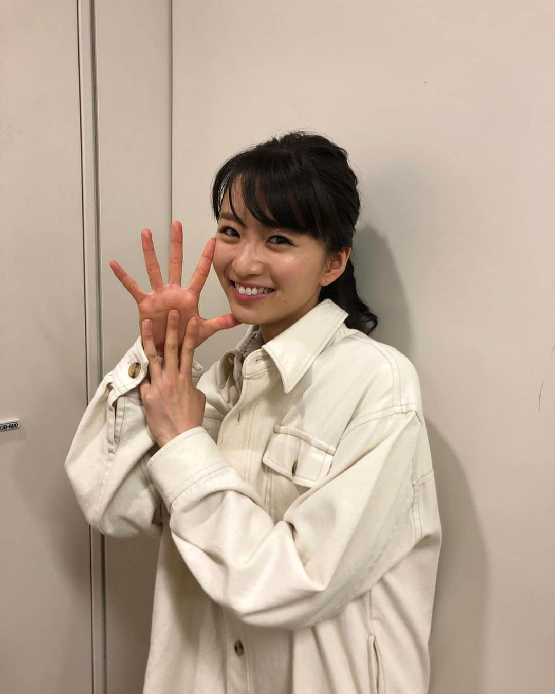 岡崎紗絵さんのインスタグラム写真 - (岡崎紗絵Instagram)「本日22時からアライブ8話です👩‍⚕️ 珍しい奈海の私服で！ 壁にぶつかって悩む奈海、、 皆さん是非みてください🌸  #アライブ　#8話　#奈海　#壁にぶつかり　#悩み　#成長　#するはず　#笑　#みてね　#手広げる投稿多い #笑」2月27日 13時00分 - sae_okazaki