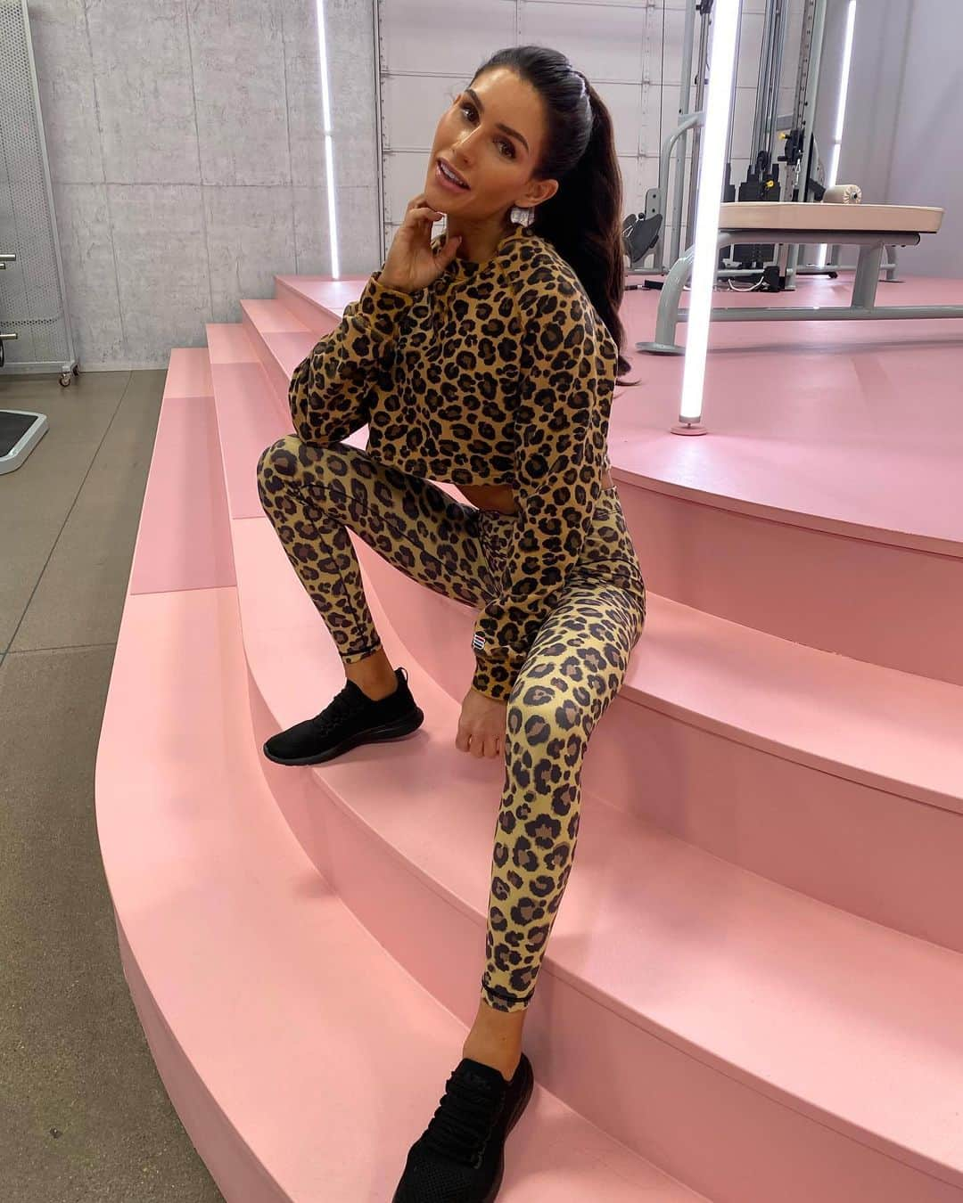 Alexia Clarkさんのインスタグラム写真 - (Alexia ClarkInstagram)「When your outfit is spot on 😉😜🐆 Get it??? Like leopard spots 😜😜 www.alexia-clark.com  #alexiaclark #queenofworkouts #queenteam #queen2020 #fitness #firgirl #jokes #haha #leopard #ootd #fitforHisreason」2月27日 13時00分 - alexia_clark